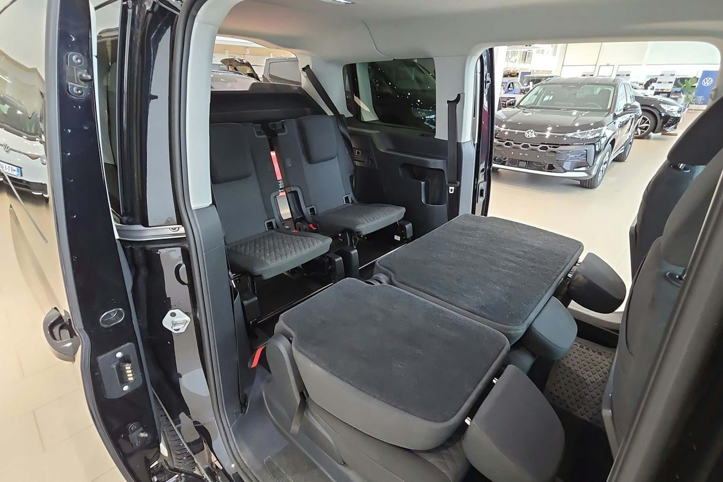 musta Volkswagen Caddy Maxi 2021 kuva 20.