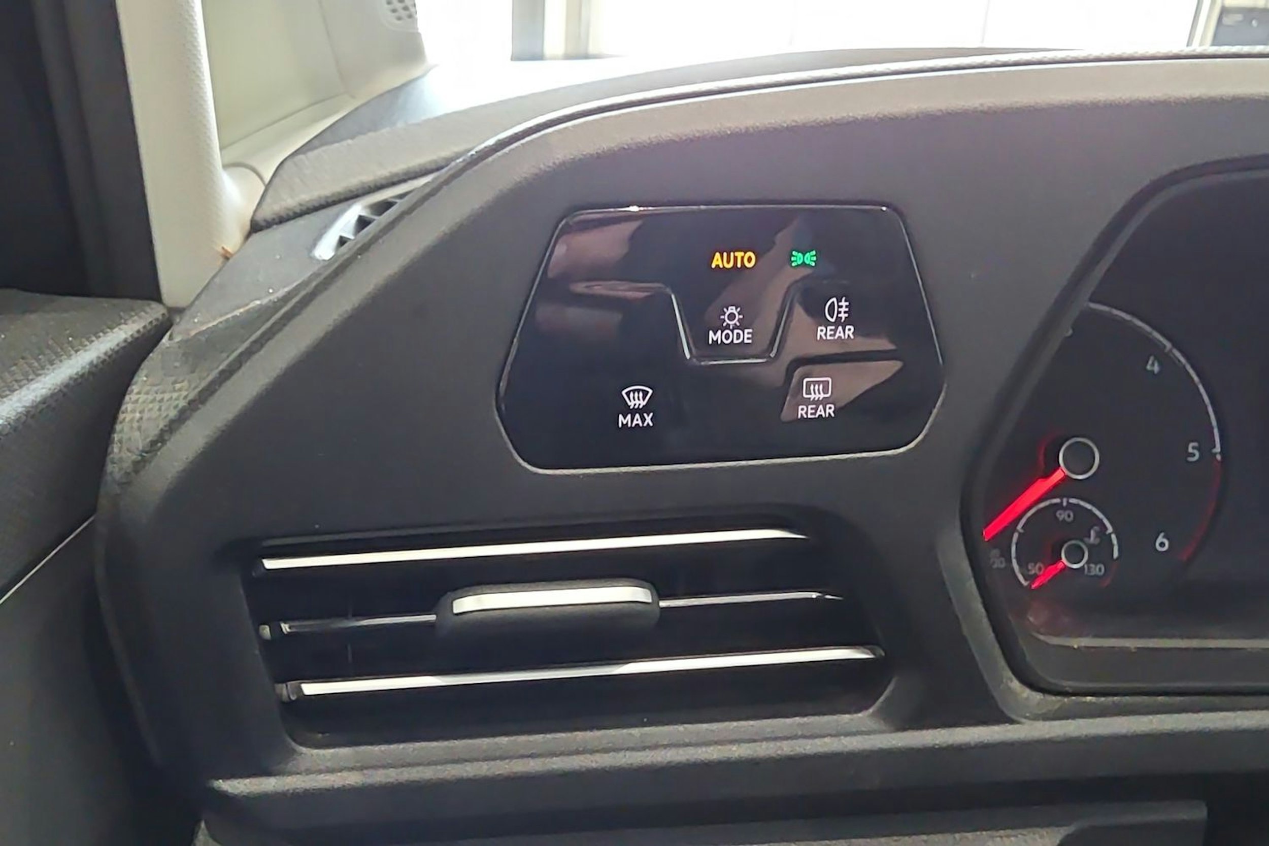 musta Volkswagen Caddy Maxi 2021 kuva 25.