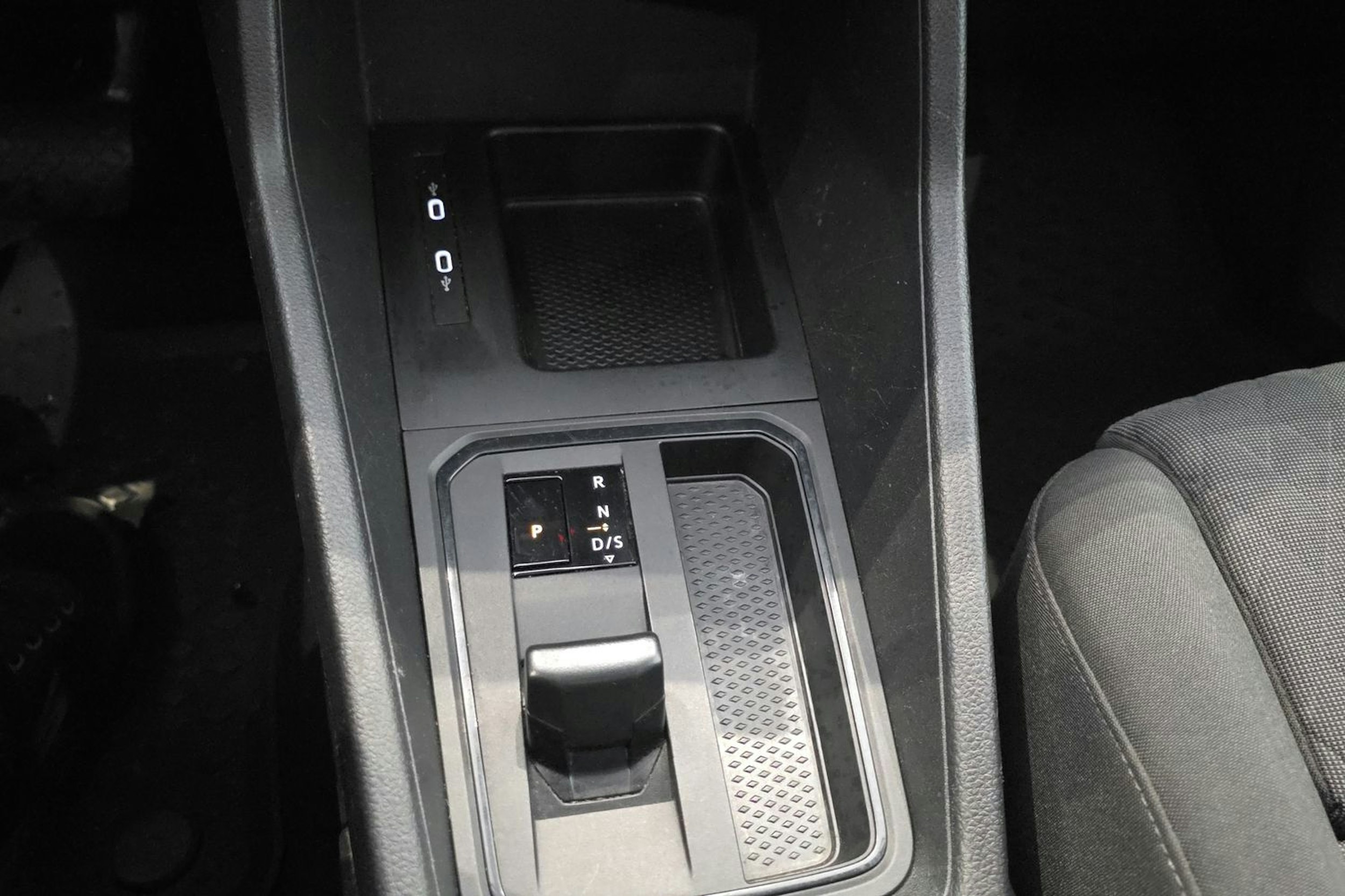 musta Volkswagen Caddy Maxi 2021 kuva 31.