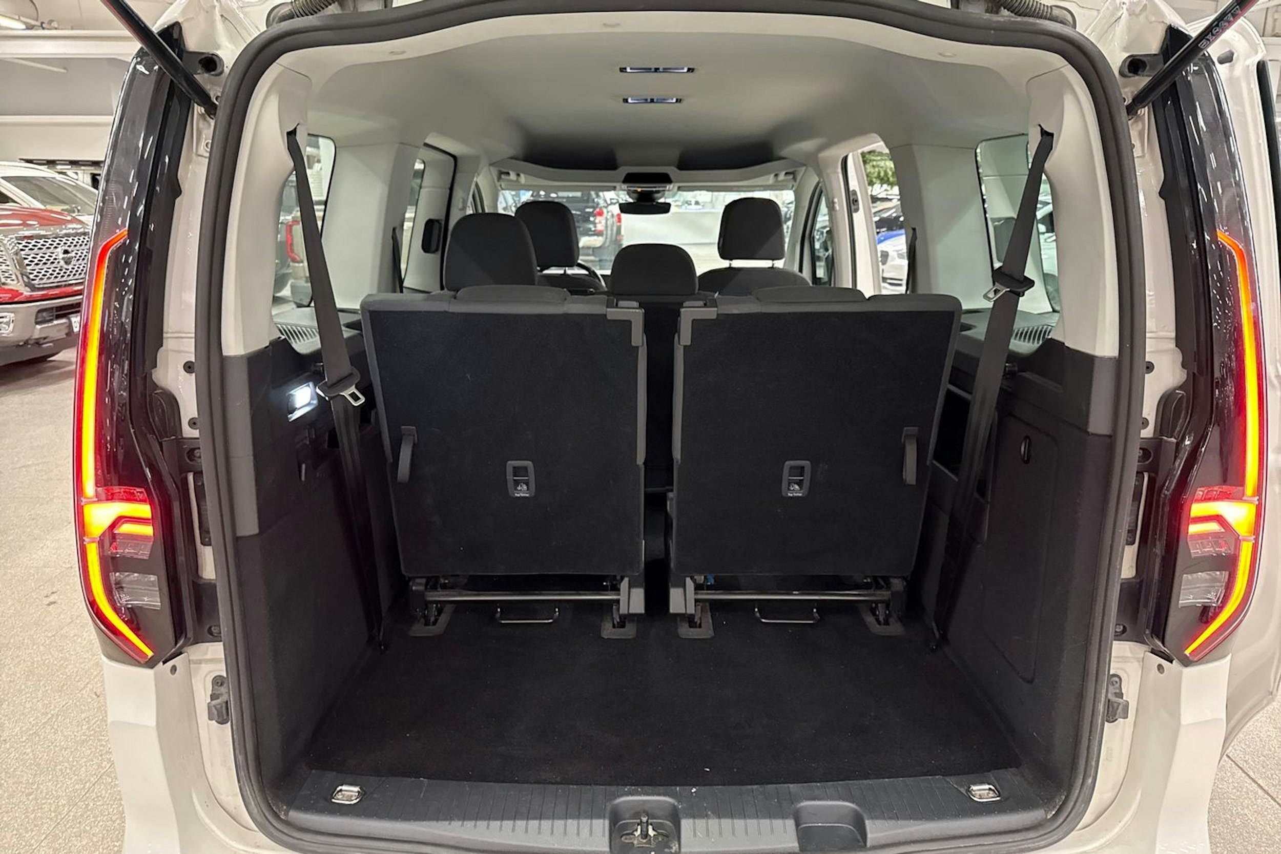 valkoinen Volkswagen Caddy Maxi 2021 kuva 16.