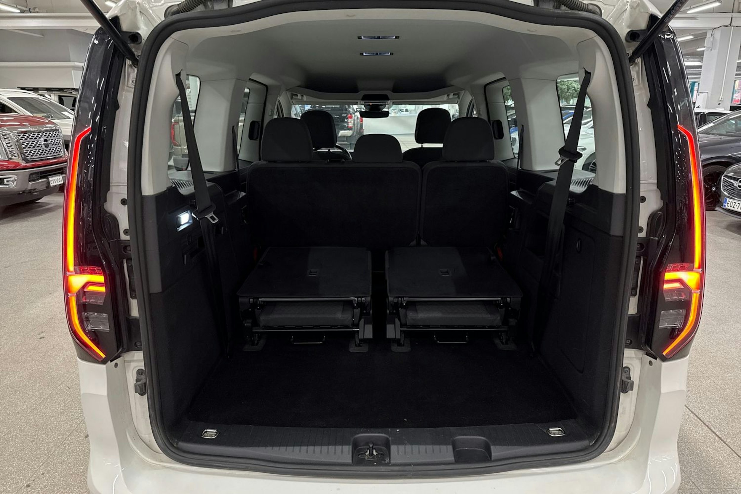 valkoinen Volkswagen Caddy Maxi 2021 kuva 17.
