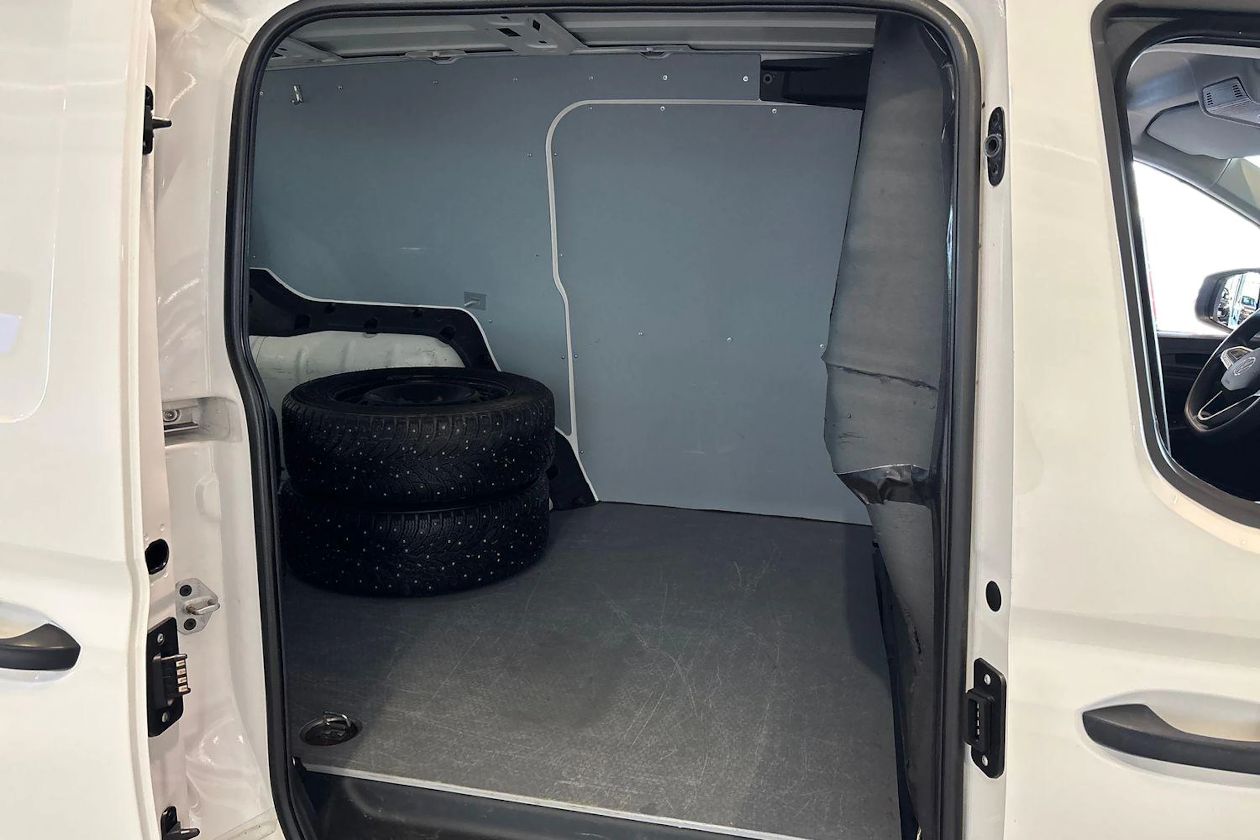 Valkoinen Volkswagen Caddy Maxi 2021 kuva 11.