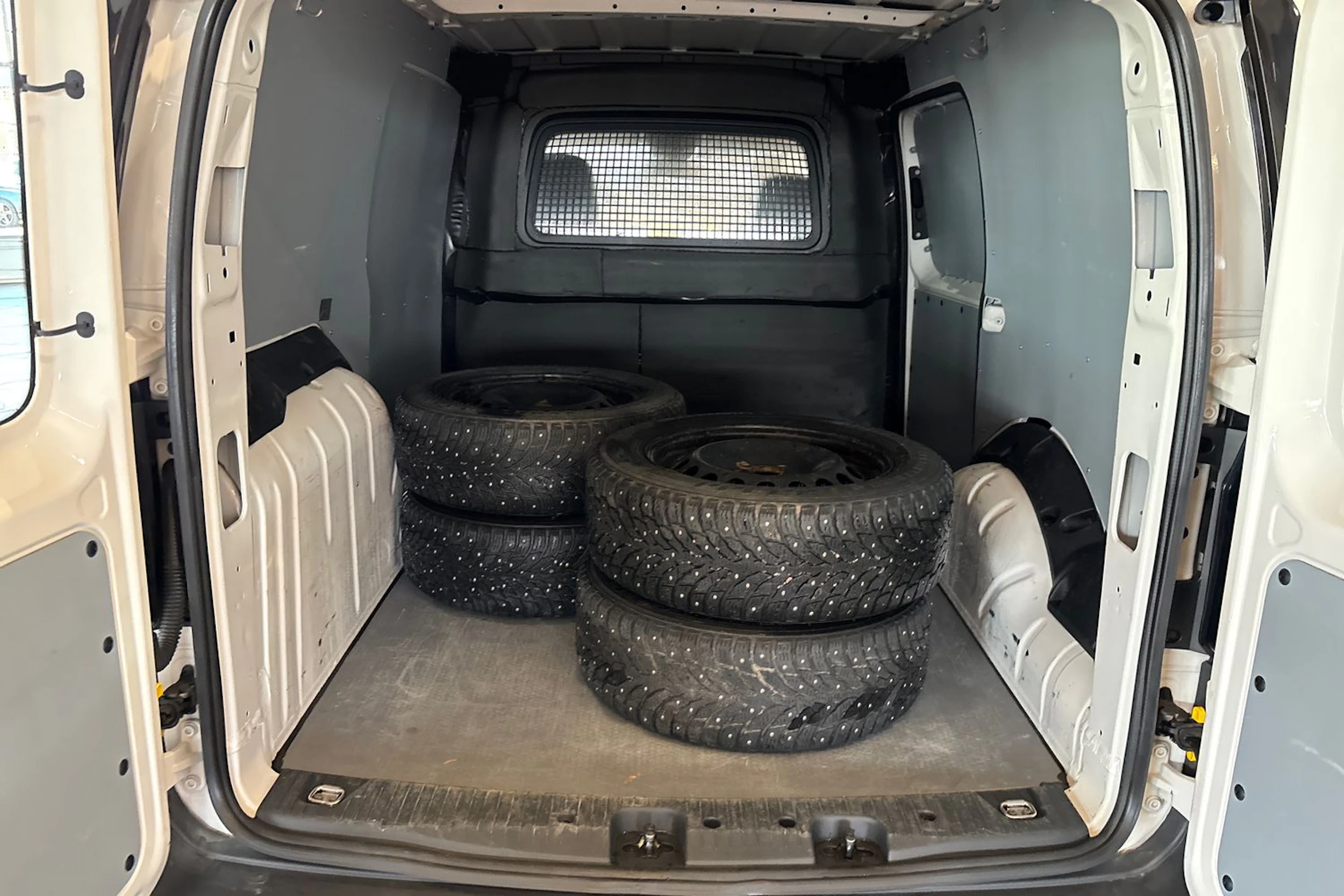 Valkoinen Volkswagen Caddy Maxi 2021 kuva 23.