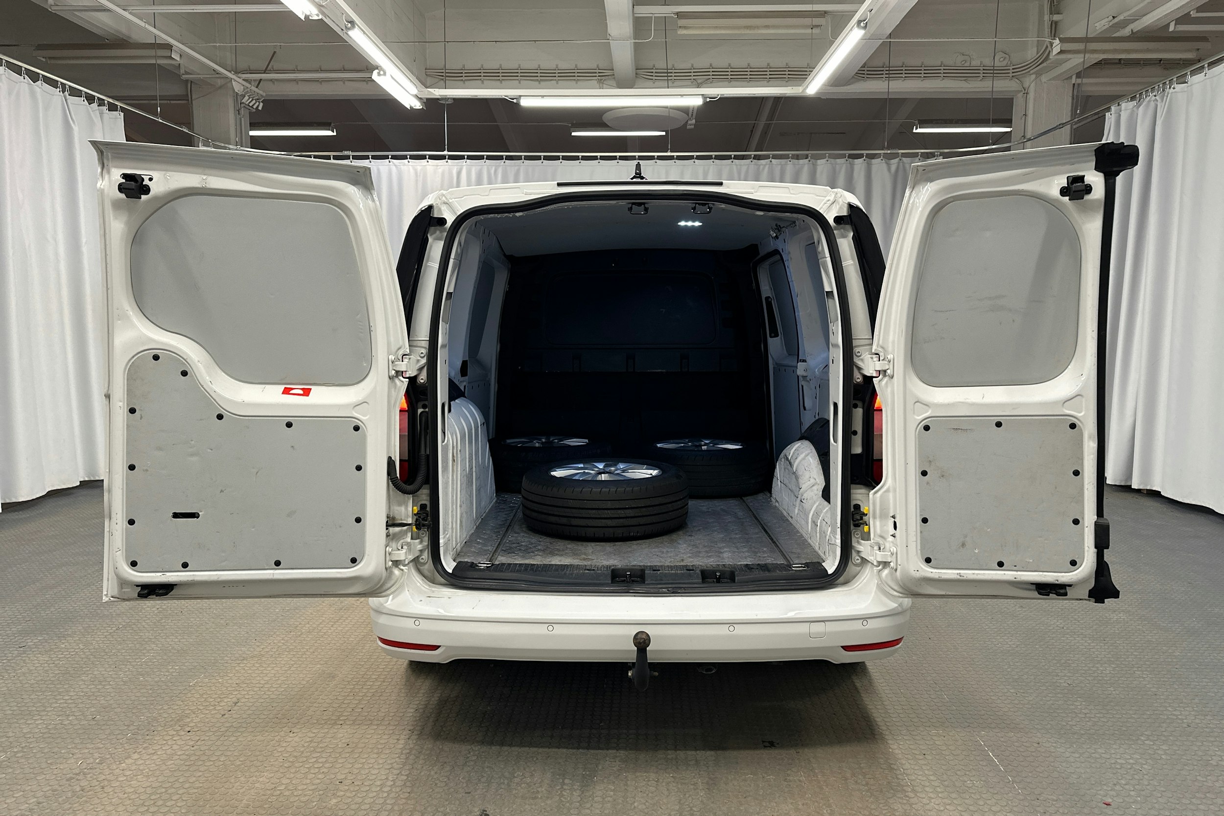 valkoinen Volkswagen Caddy Maxi 2022 kuva 15.