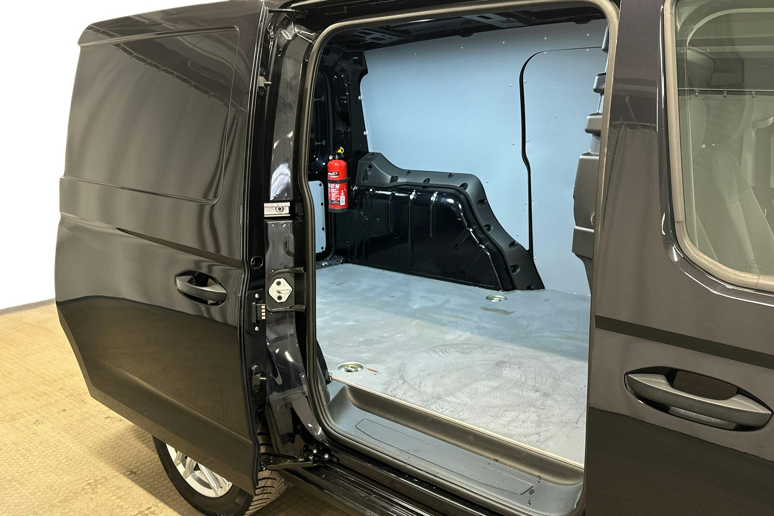 musta Volkswagen Caddy Maxi 2022 kuva 8.