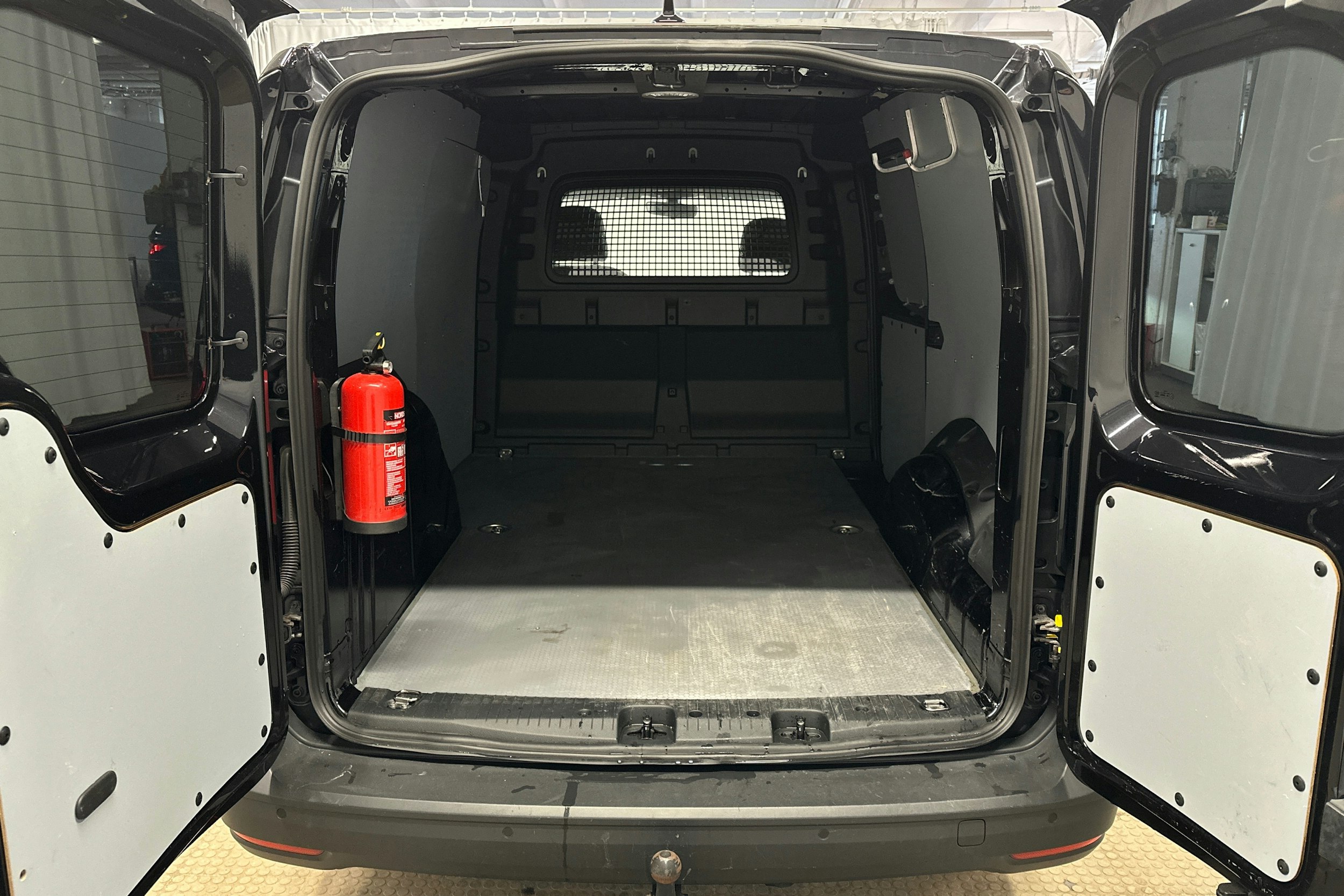 musta Volkswagen Caddy Maxi 2022 kuva 11.