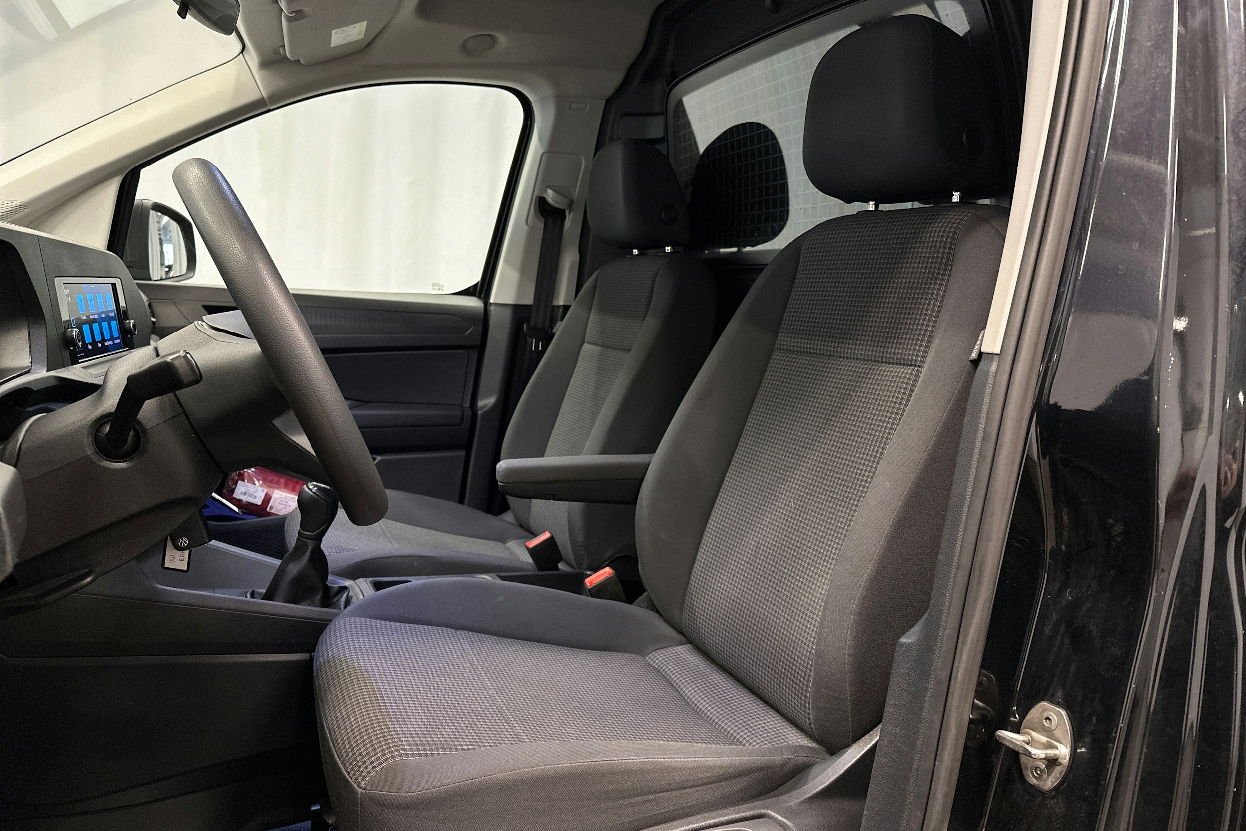 musta Volkswagen Caddy Maxi 2022 kuva 13.