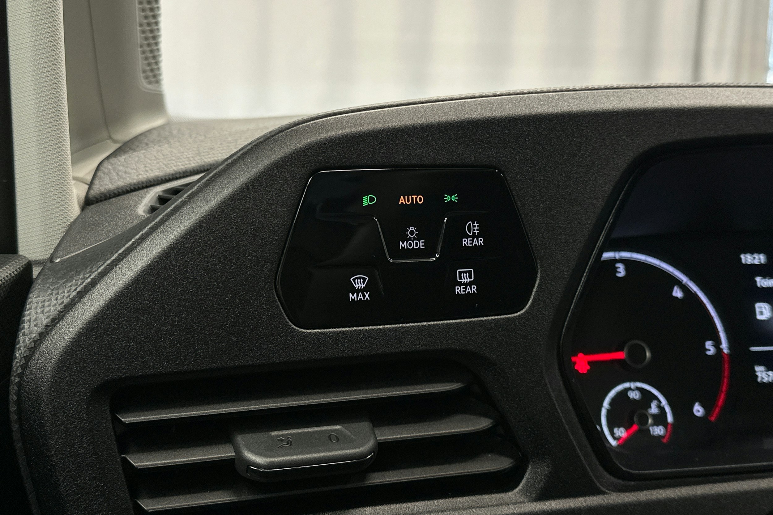 musta Volkswagen Caddy Maxi 2022 kuva 17.