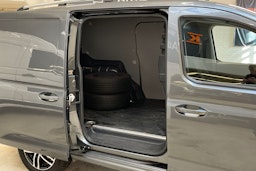 harmaa Volkswagen Caddy Maxi 2022 kuva 13.