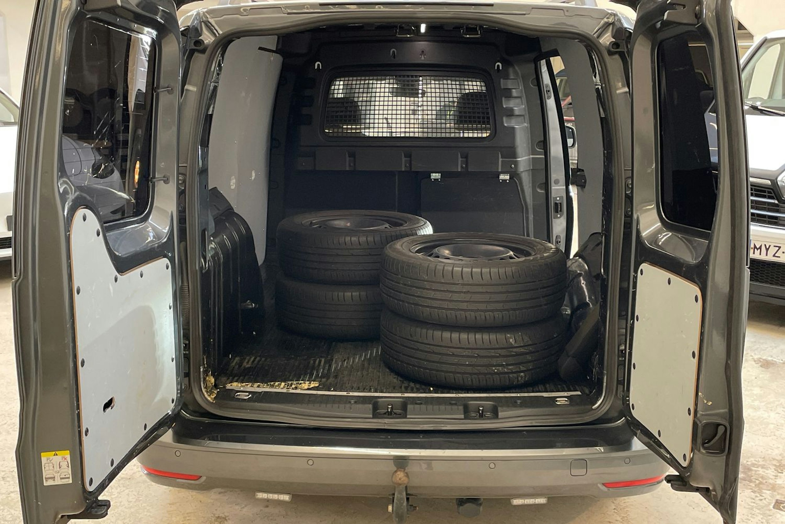 harmaa Volkswagen Caddy Maxi 2022 kuva 15.