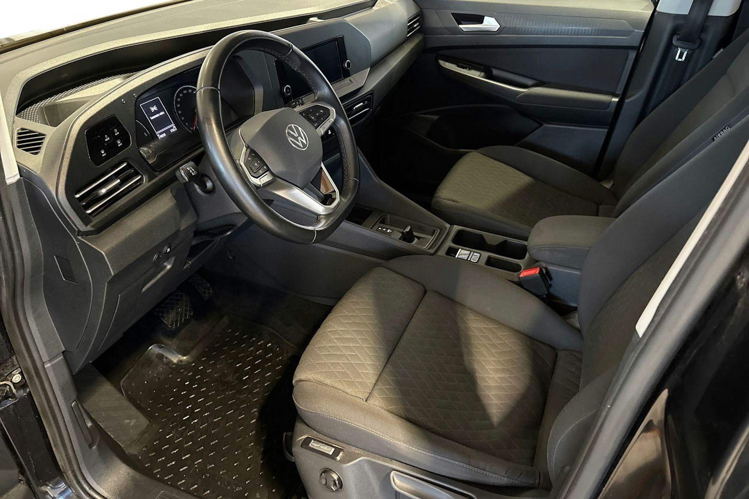 Musta Volkswagen Caddy Maxi 2022 kuva 8.