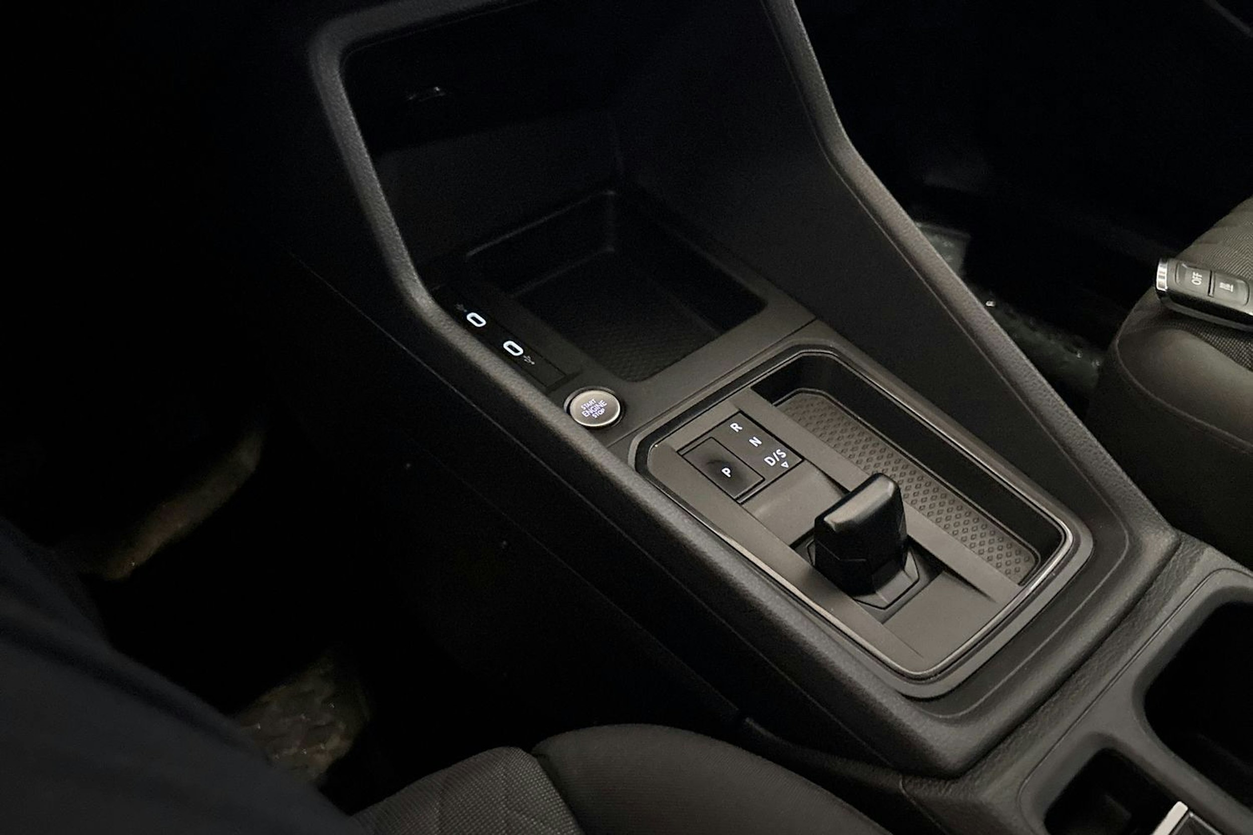 Musta Volkswagen Caddy Maxi 2022 kuva 22.