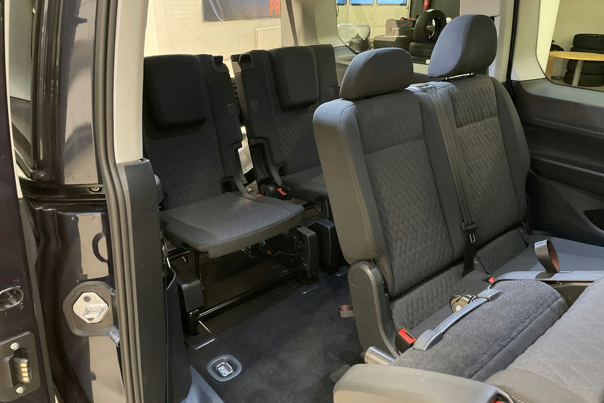 sininen Volkswagen Caddy Maxi 2022 kuva 11.