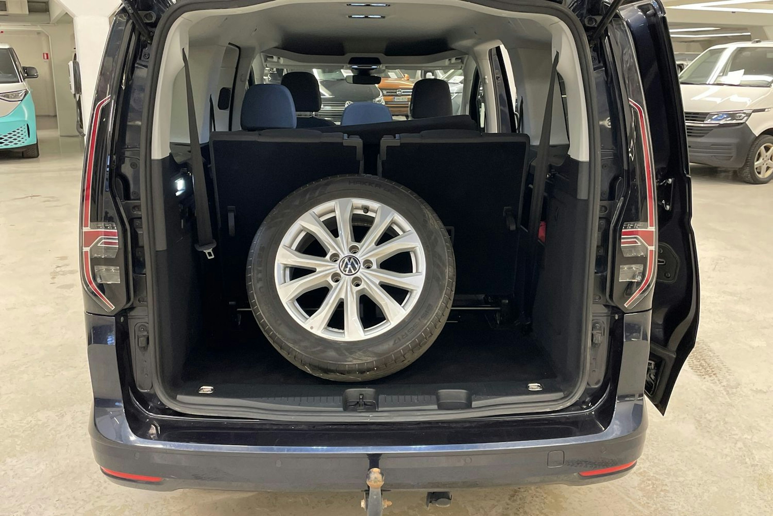 sininen Volkswagen Caddy Maxi 2022 kuva 12.