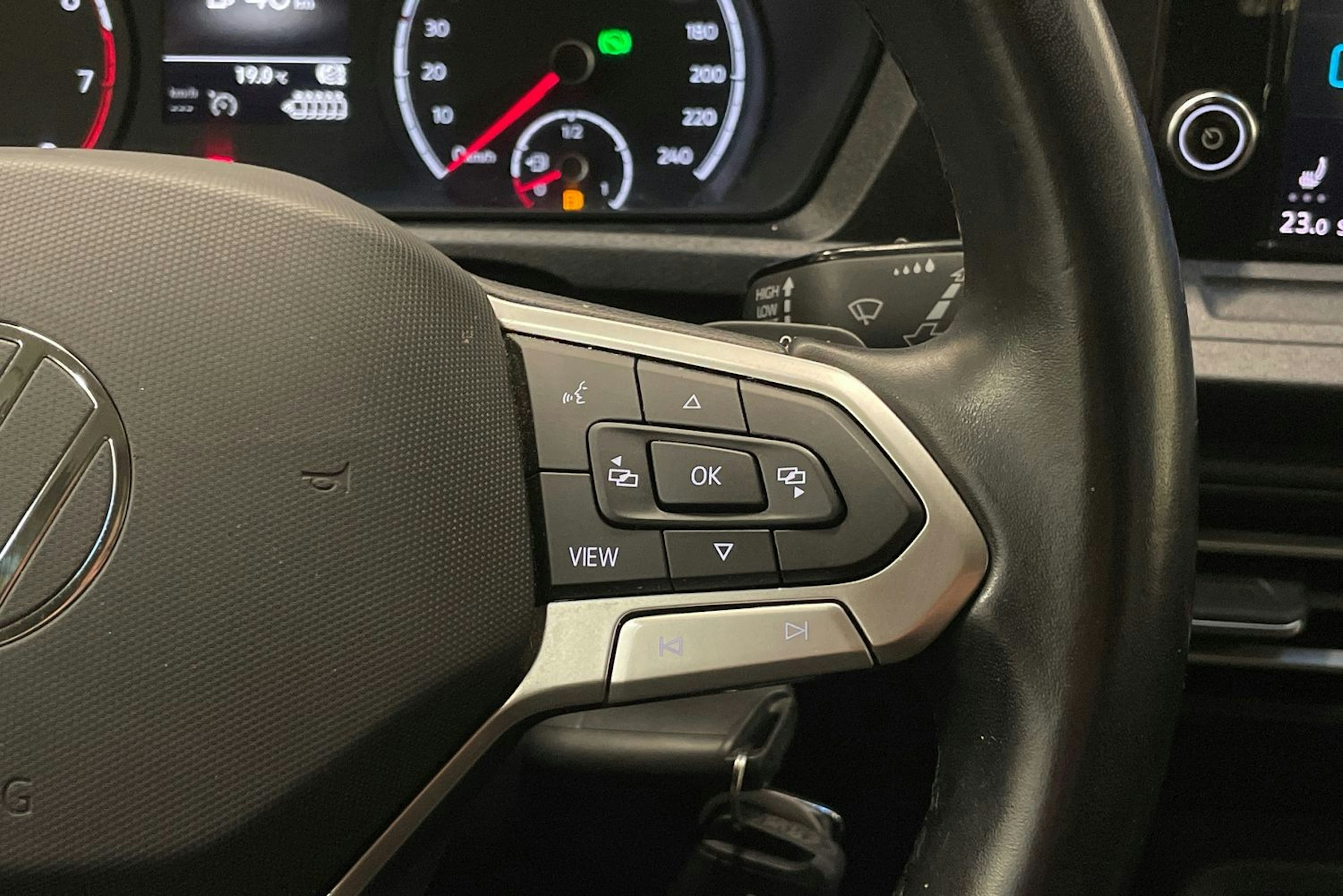 sininen Volkswagen Caddy Maxi 2022 kuva 16.