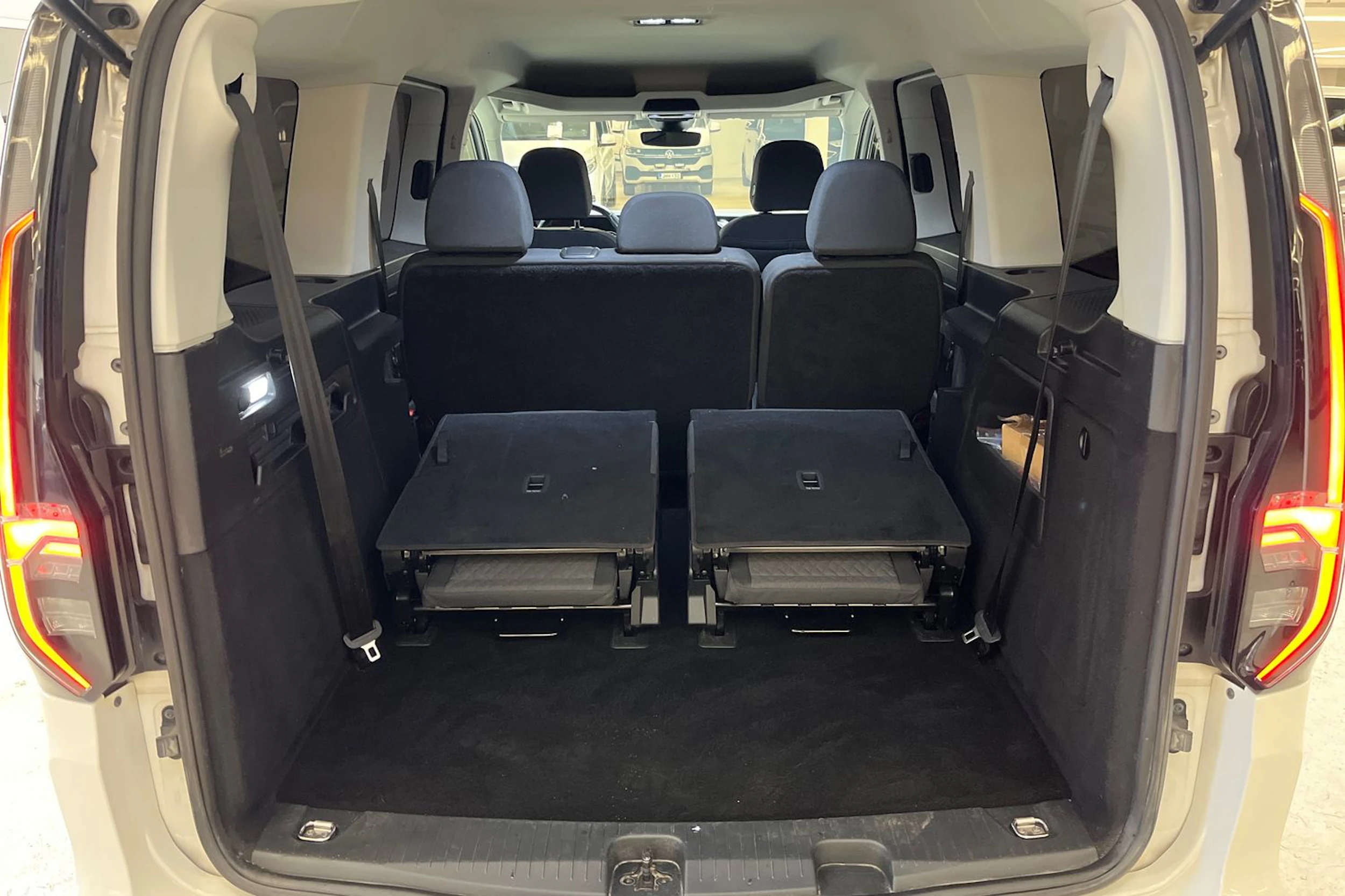 valkoinen Volkswagen Caddy Maxi 2022 kuva 12.