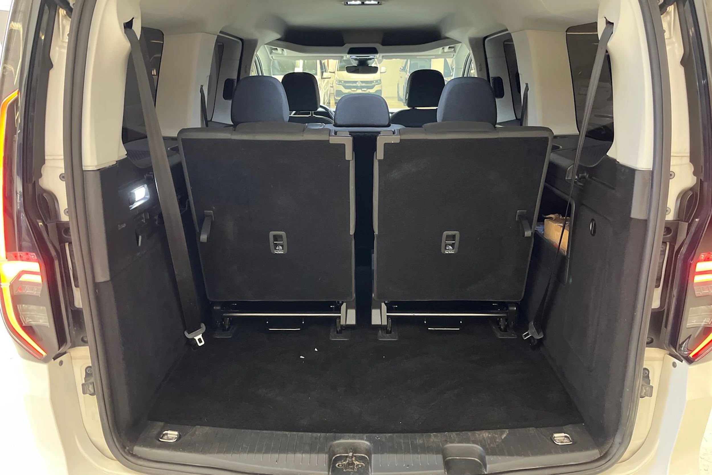 valkoinen Volkswagen Caddy Maxi 2022 kuva 13.
