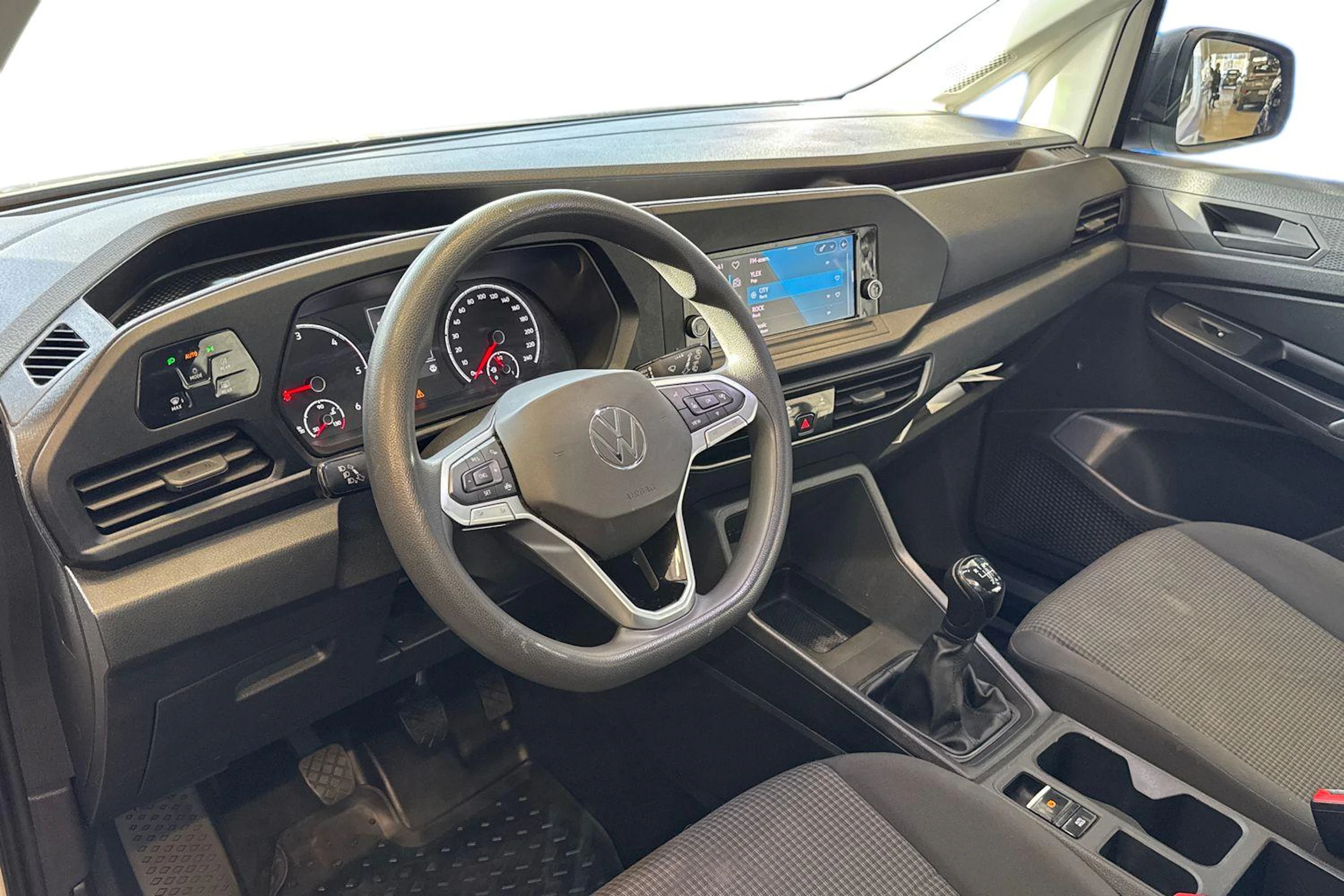 valkoinen Volkswagen Caddy Maxi 2022 kuva 6.