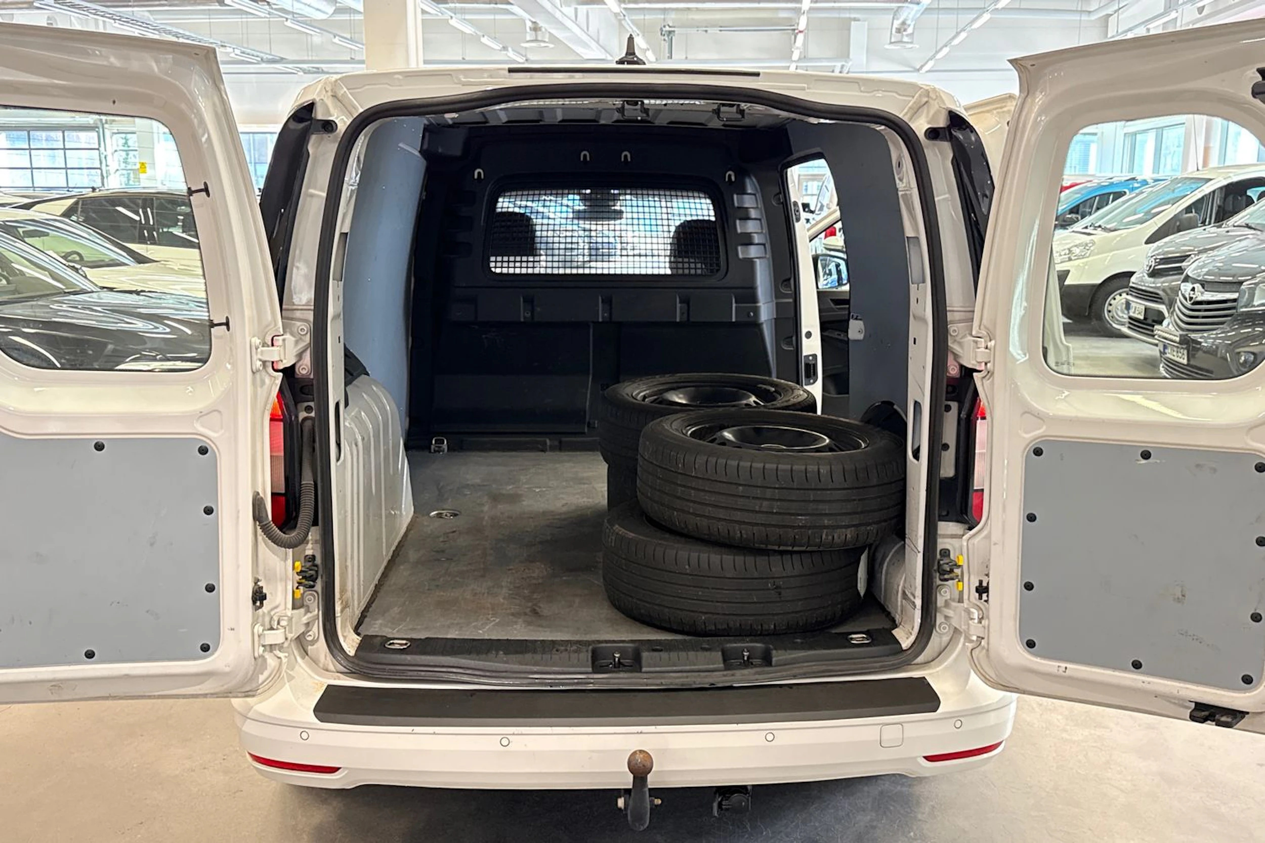 valkoinen Volkswagen Caddy Maxi 2022 kuva 11.