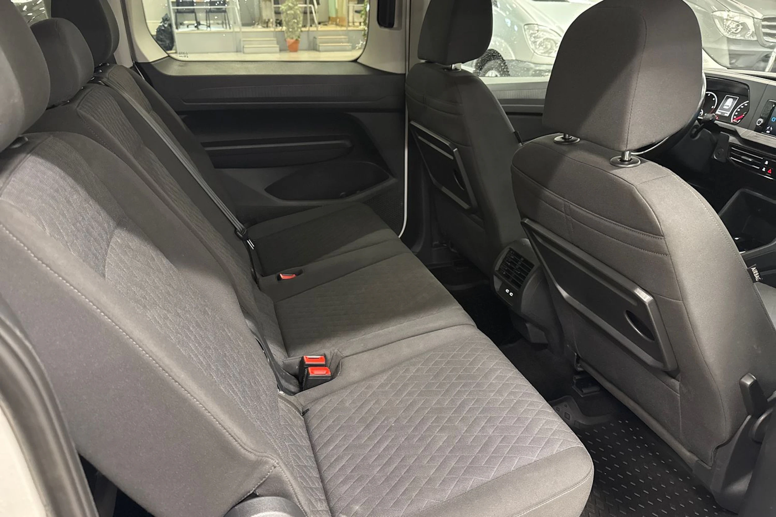 valkoinen Volkswagen Caddy Maxi 2022 kuva 13.