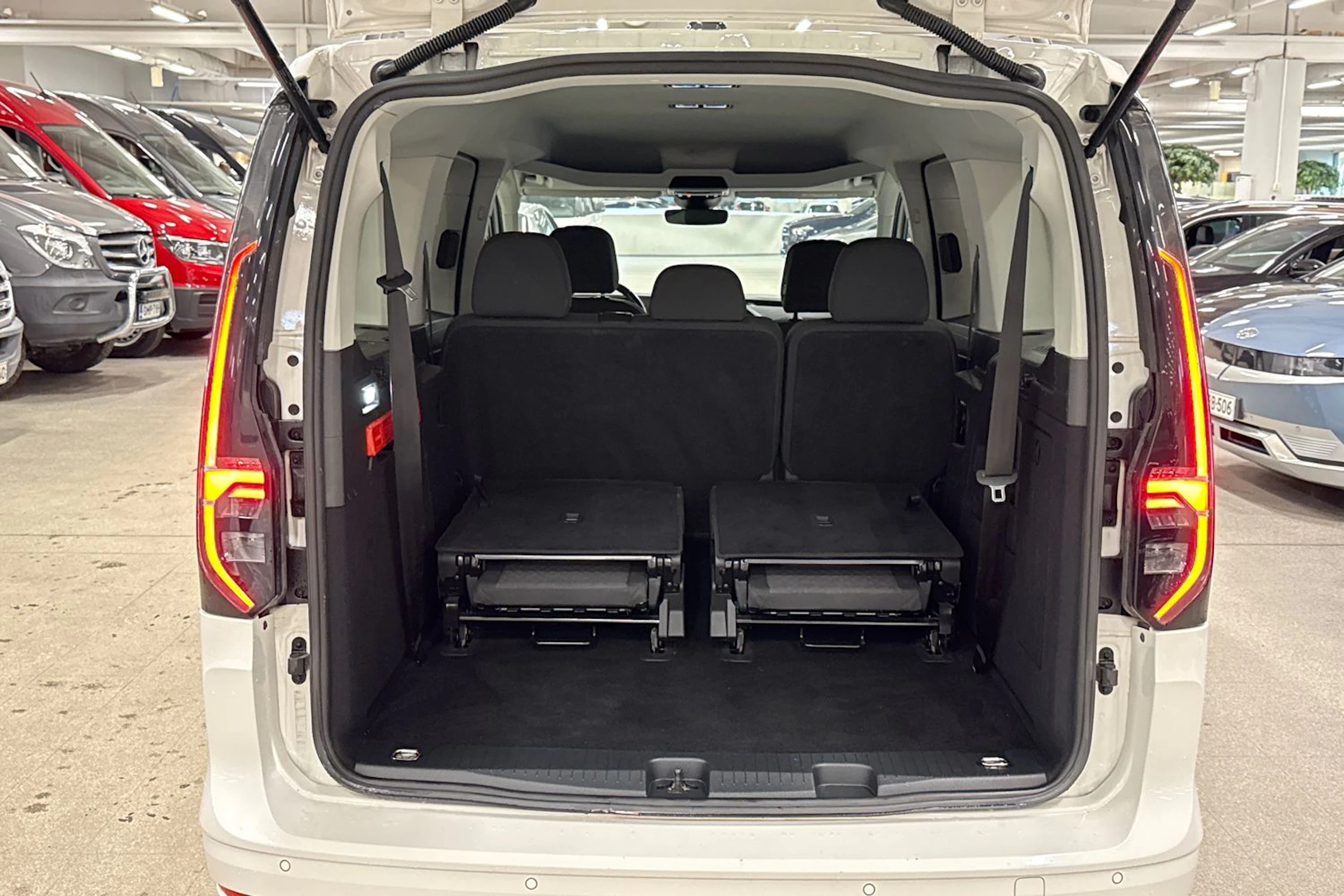 valkoinen Volkswagen Caddy Maxi 2022 kuva 18.