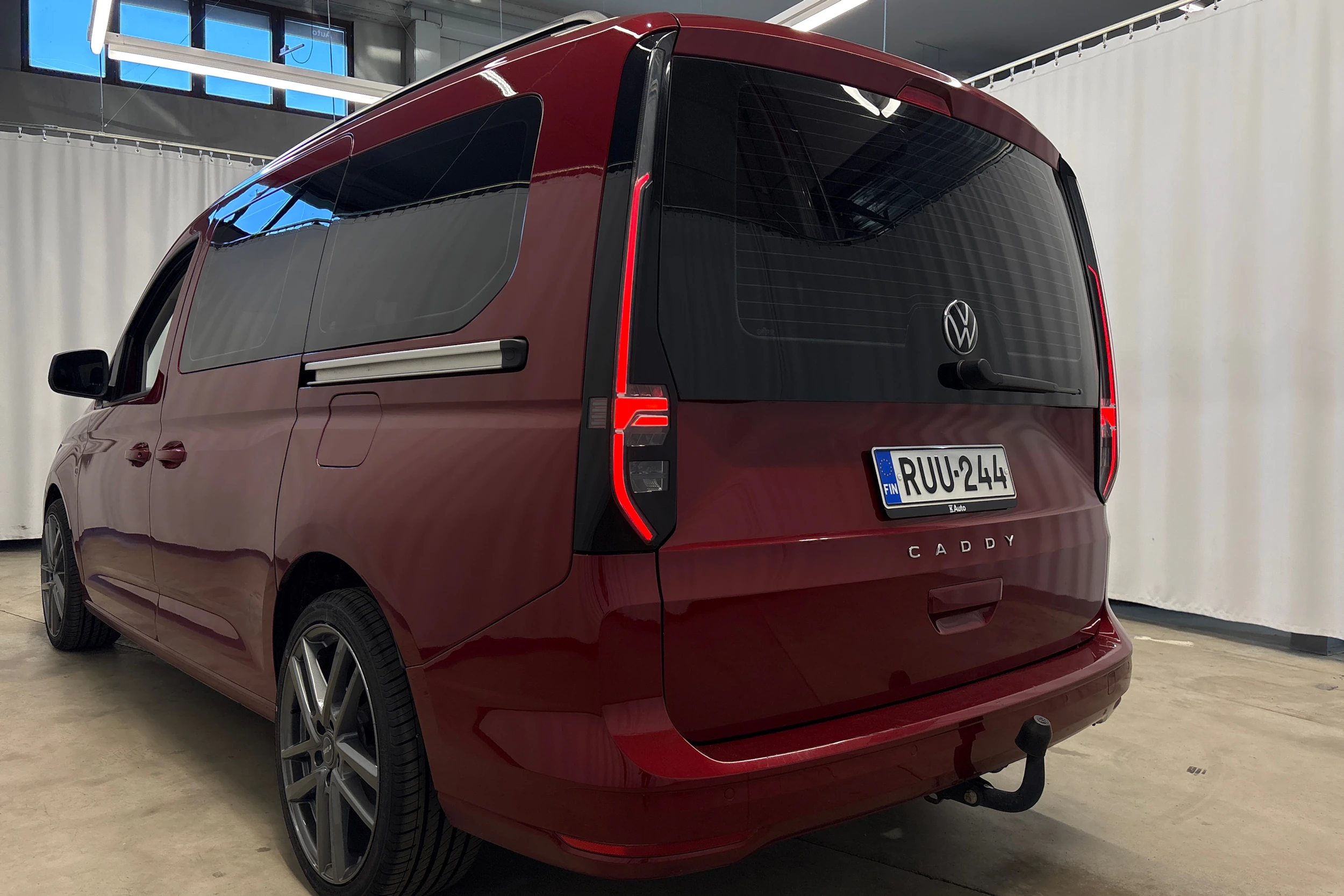 punainen Volkswagen Caddy Maxi 2022 kuva 21.