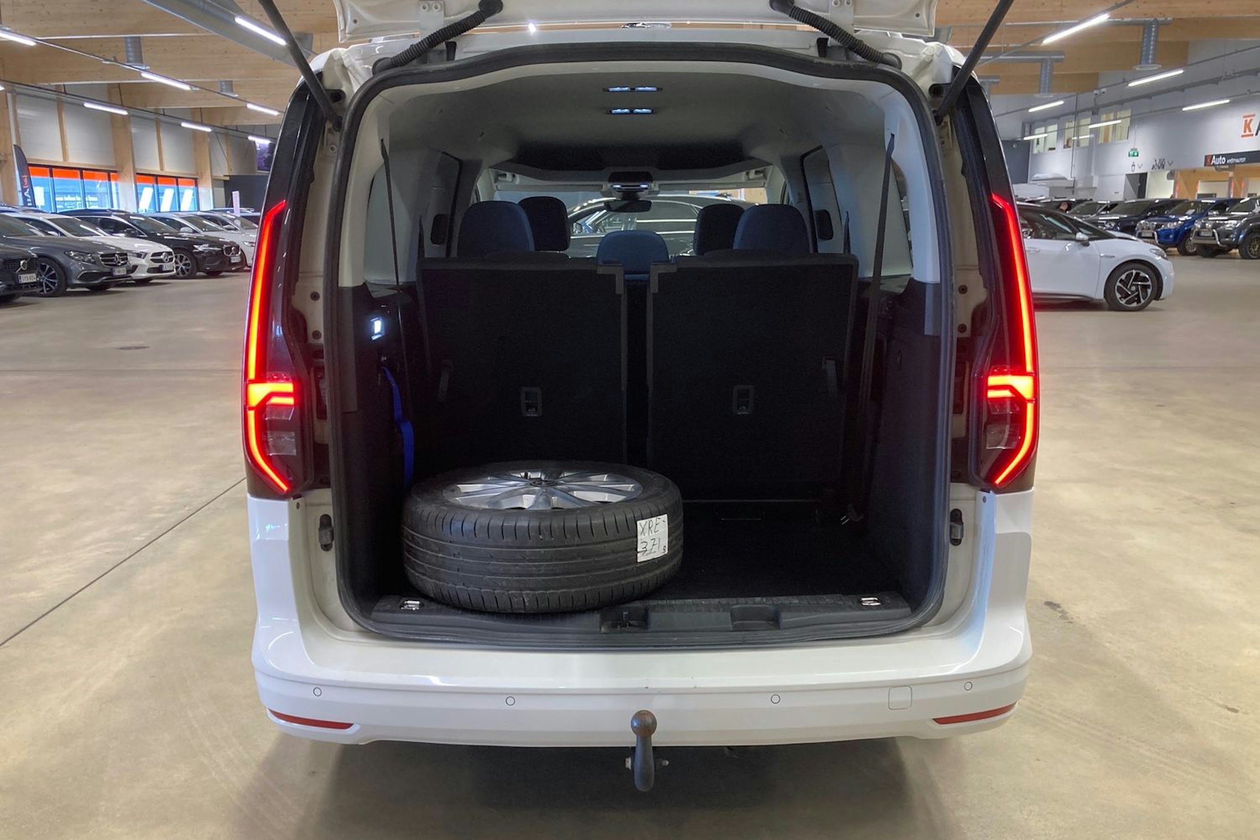 valkoinen Volkswagen Caddy Maxi 2022 kuva 22.