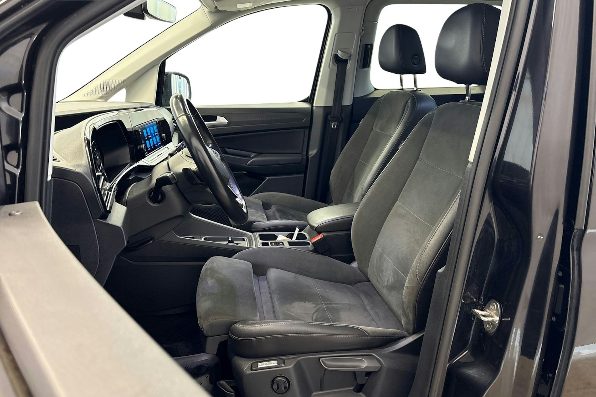 musta Volkswagen Caddy Maxi 2022 kuva 8.