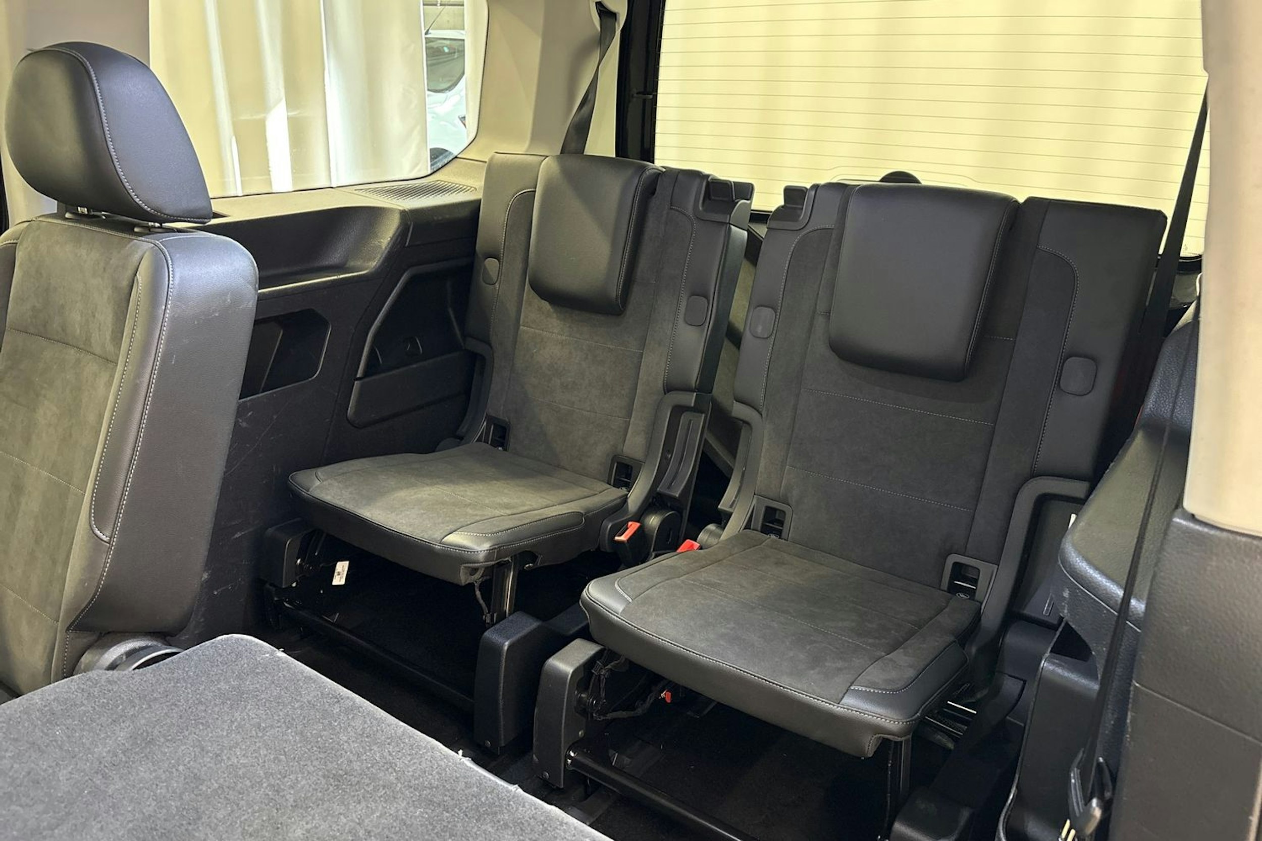 musta Volkswagen Caddy Maxi 2022 kuva 11.