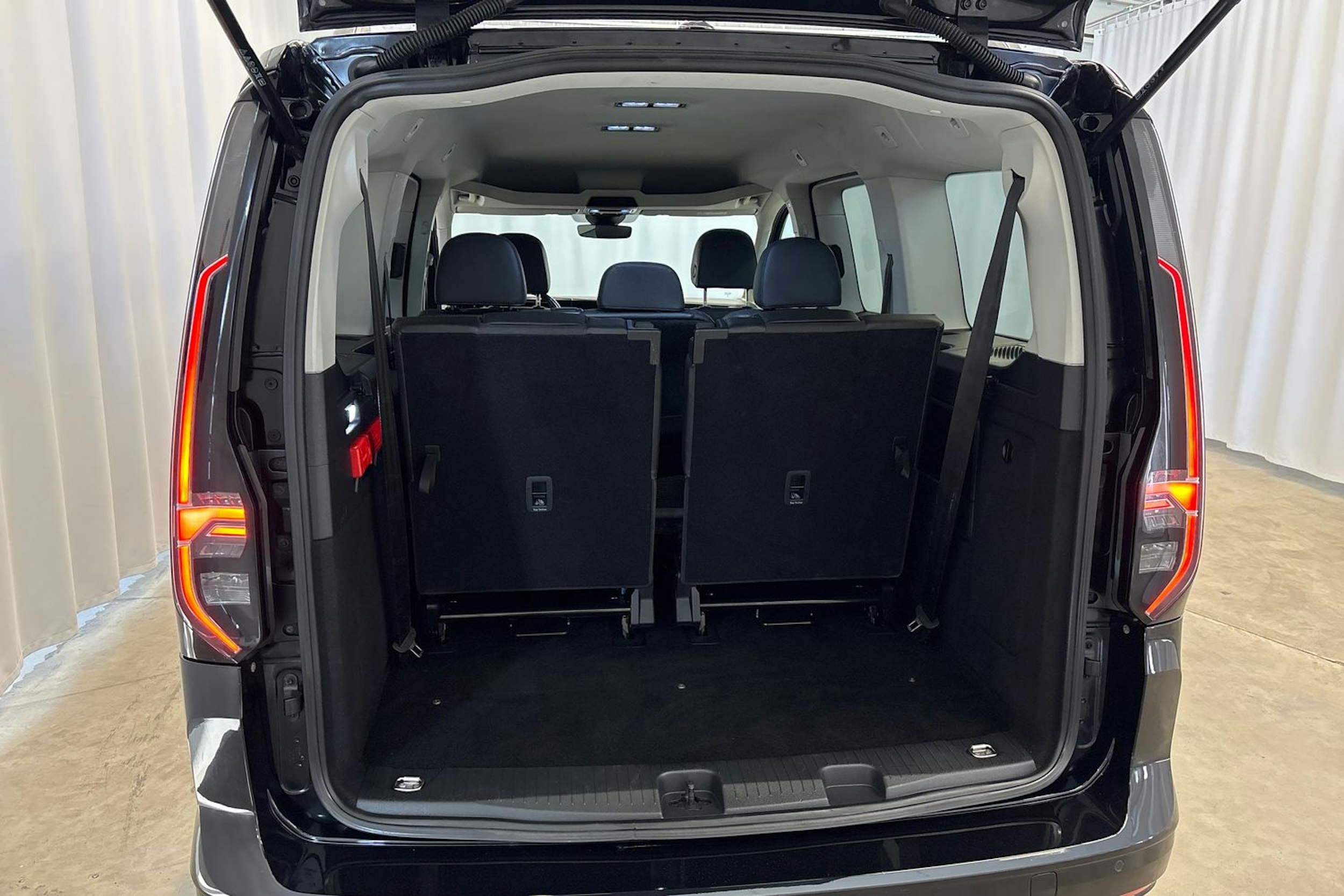 musta Volkswagen Caddy Maxi 2022 kuva 12.