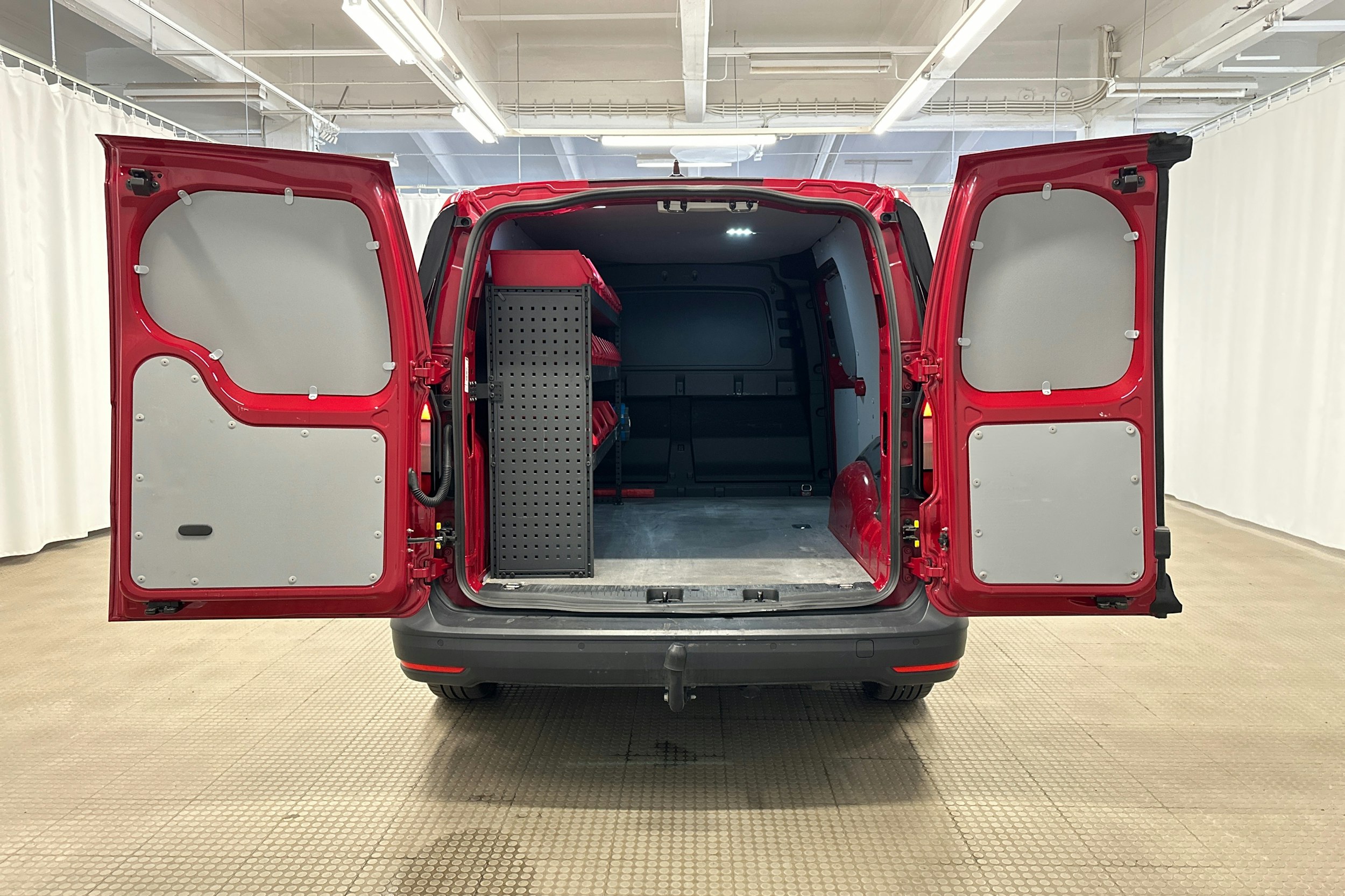 punainen Volkswagen Caddy Maxi 2023 kuva 10.