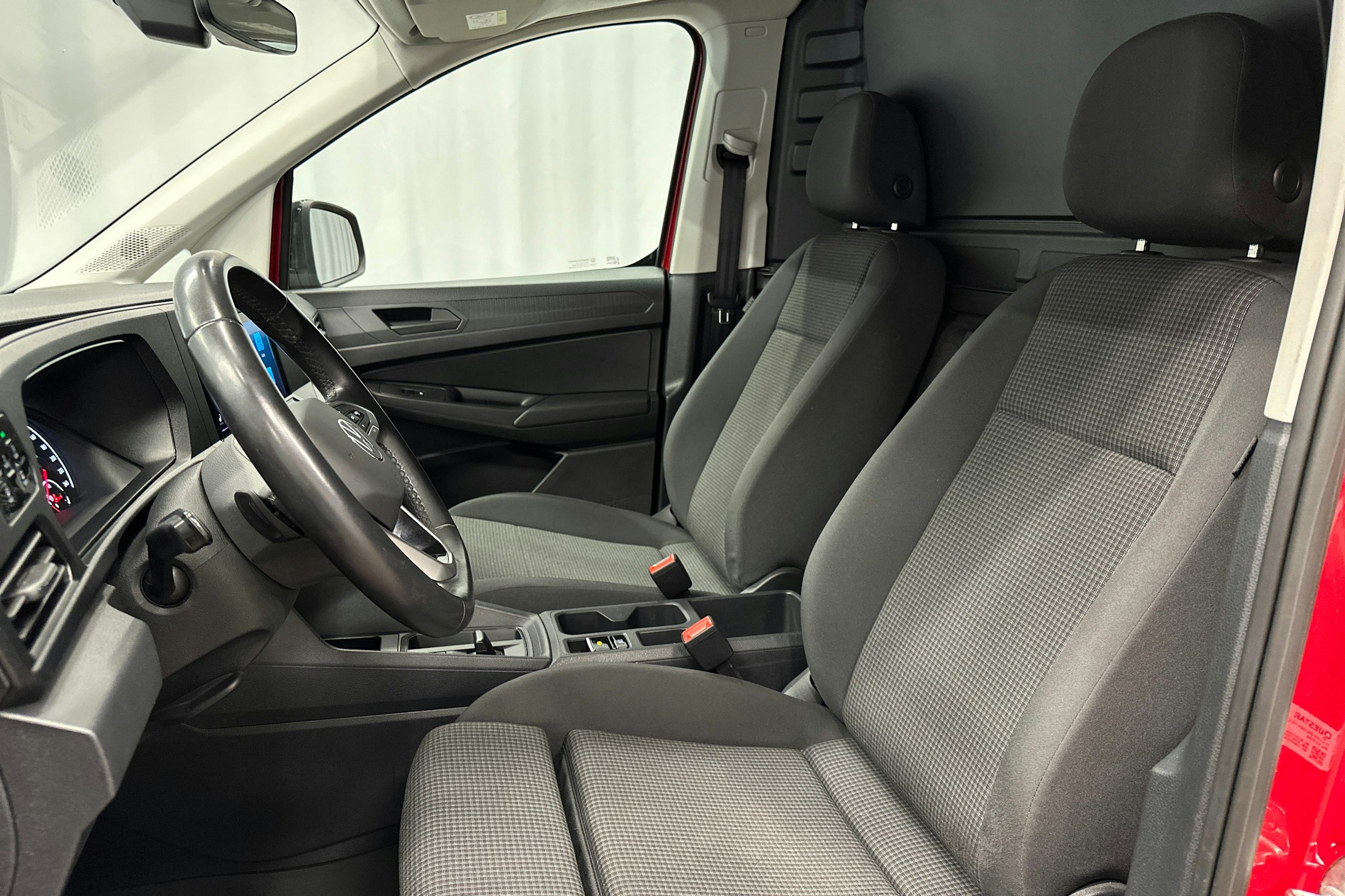 punainen Volkswagen Caddy Maxi 2023 kuva 14.