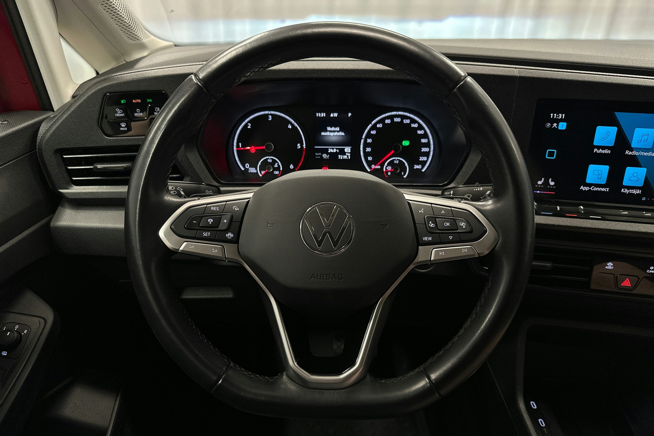 punainen Volkswagen Caddy Maxi 2023 kuva 15.