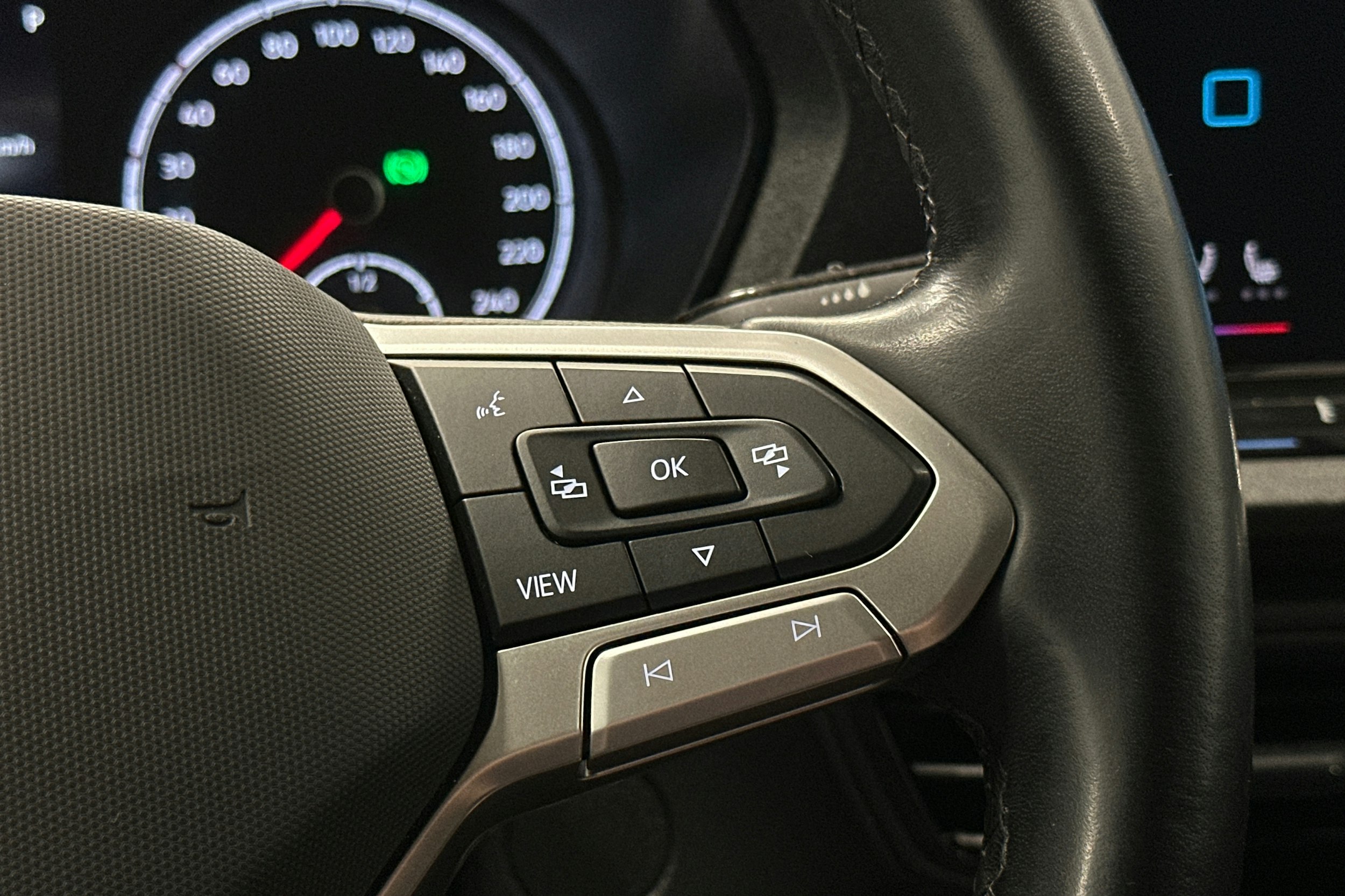 punainen Volkswagen Caddy Maxi 2023 kuva 17.