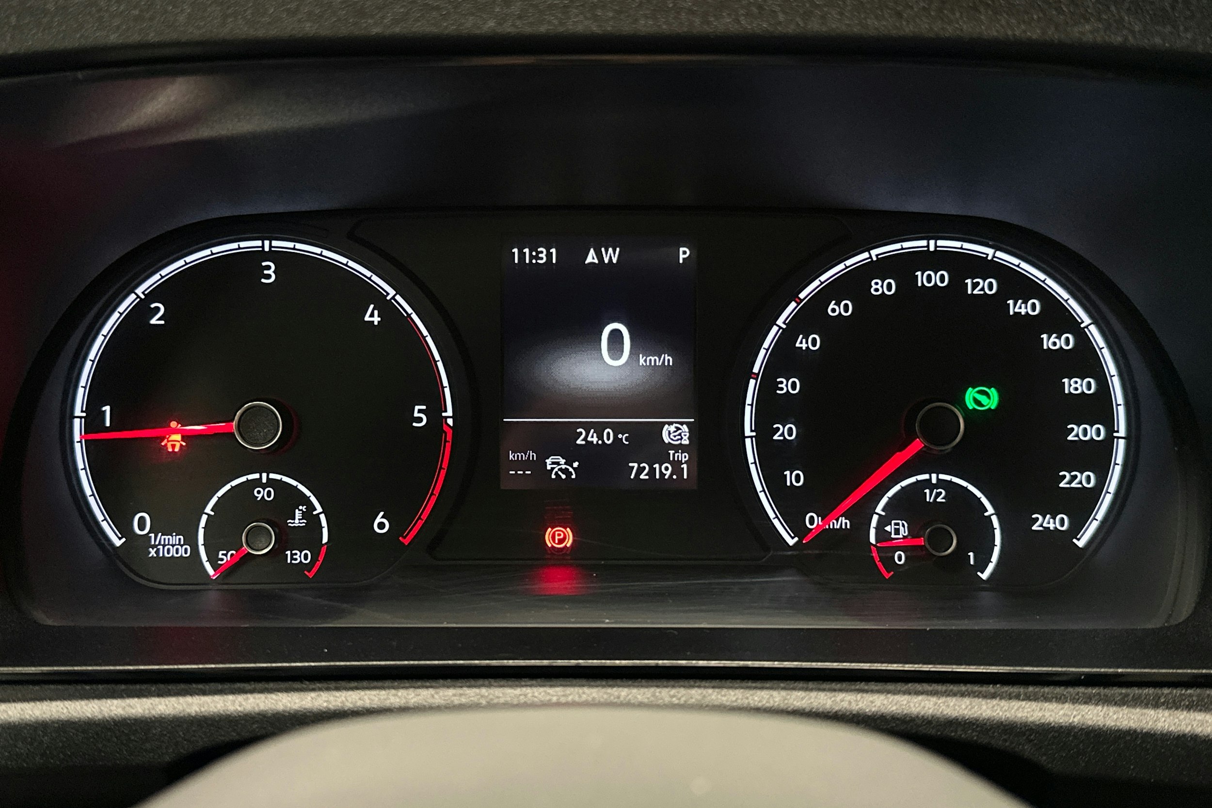 punainen Volkswagen Caddy Maxi 2023 kuva 18.