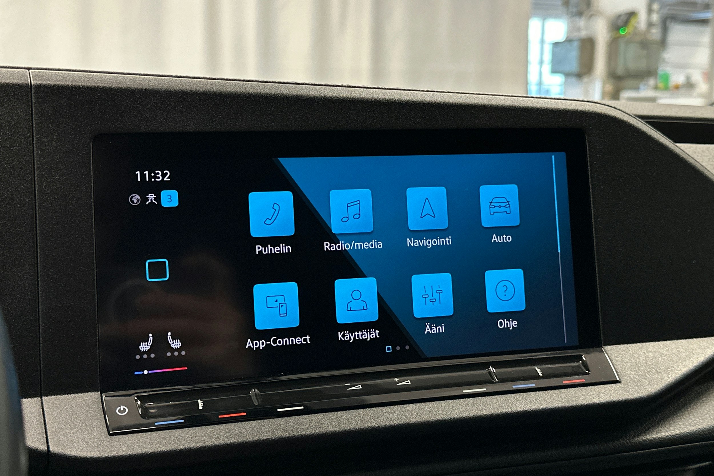 punainen Volkswagen Caddy Maxi 2023 kuva 19.