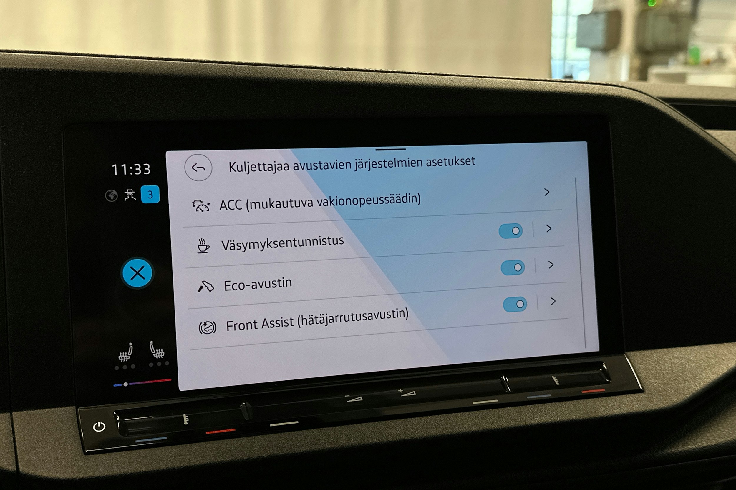 punainen Volkswagen Caddy Maxi 2023 kuva 22.