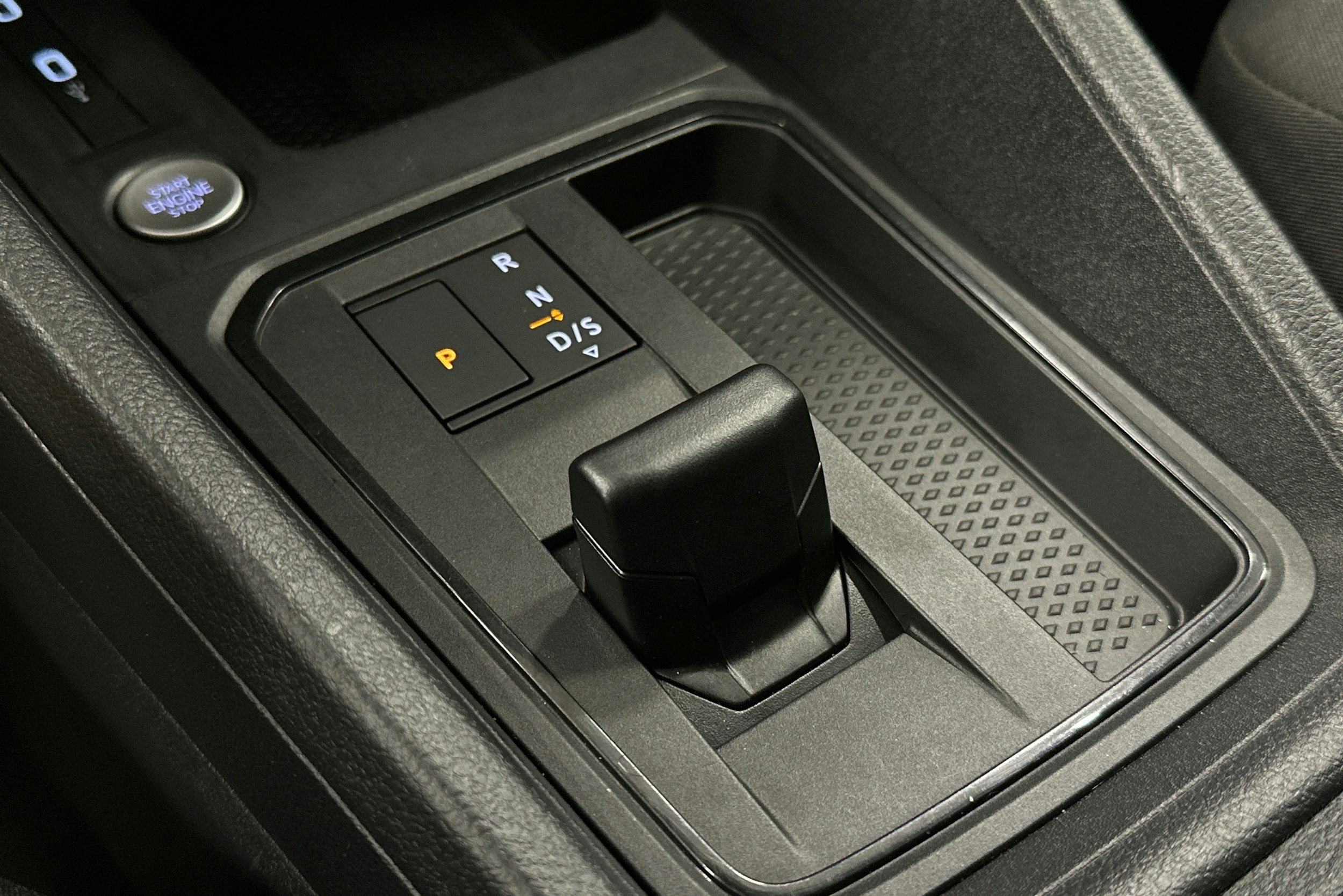 punainen Volkswagen Caddy Maxi 2023 kuva 24.