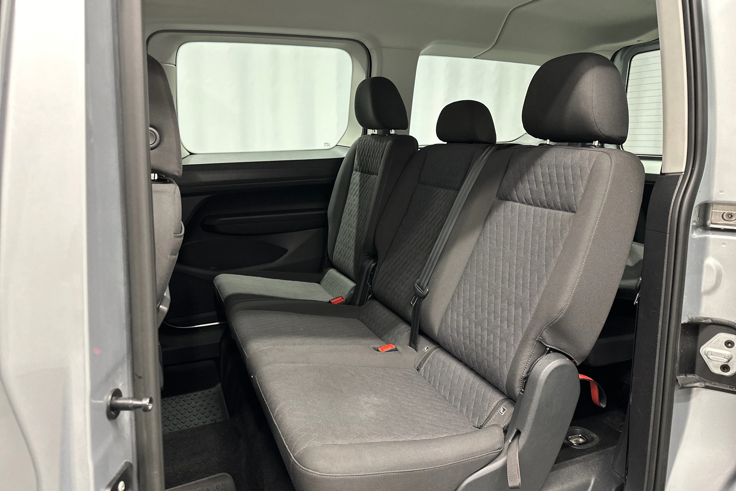 harmaa Volkswagen Caddy Maxi 2023 kuva 28.