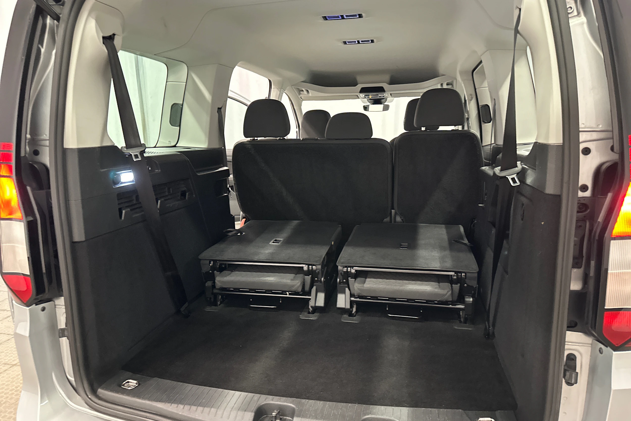 harmaa Volkswagen Caddy Maxi 2023 kuva 29.