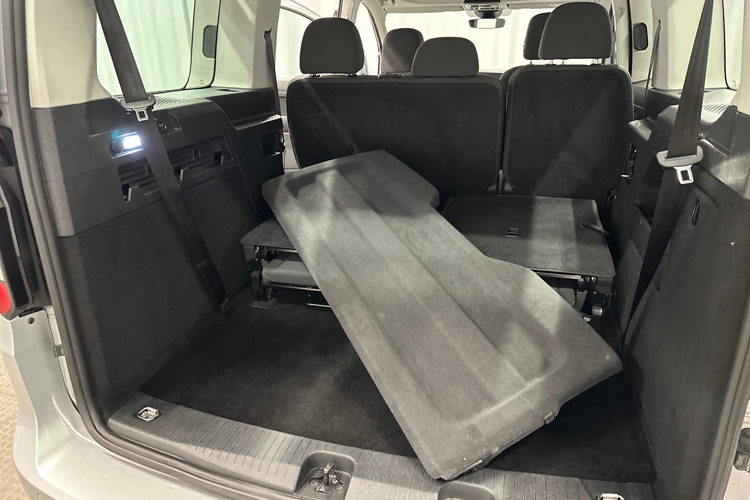 harmaa Volkswagen Caddy Maxi 2023 kuva 30.