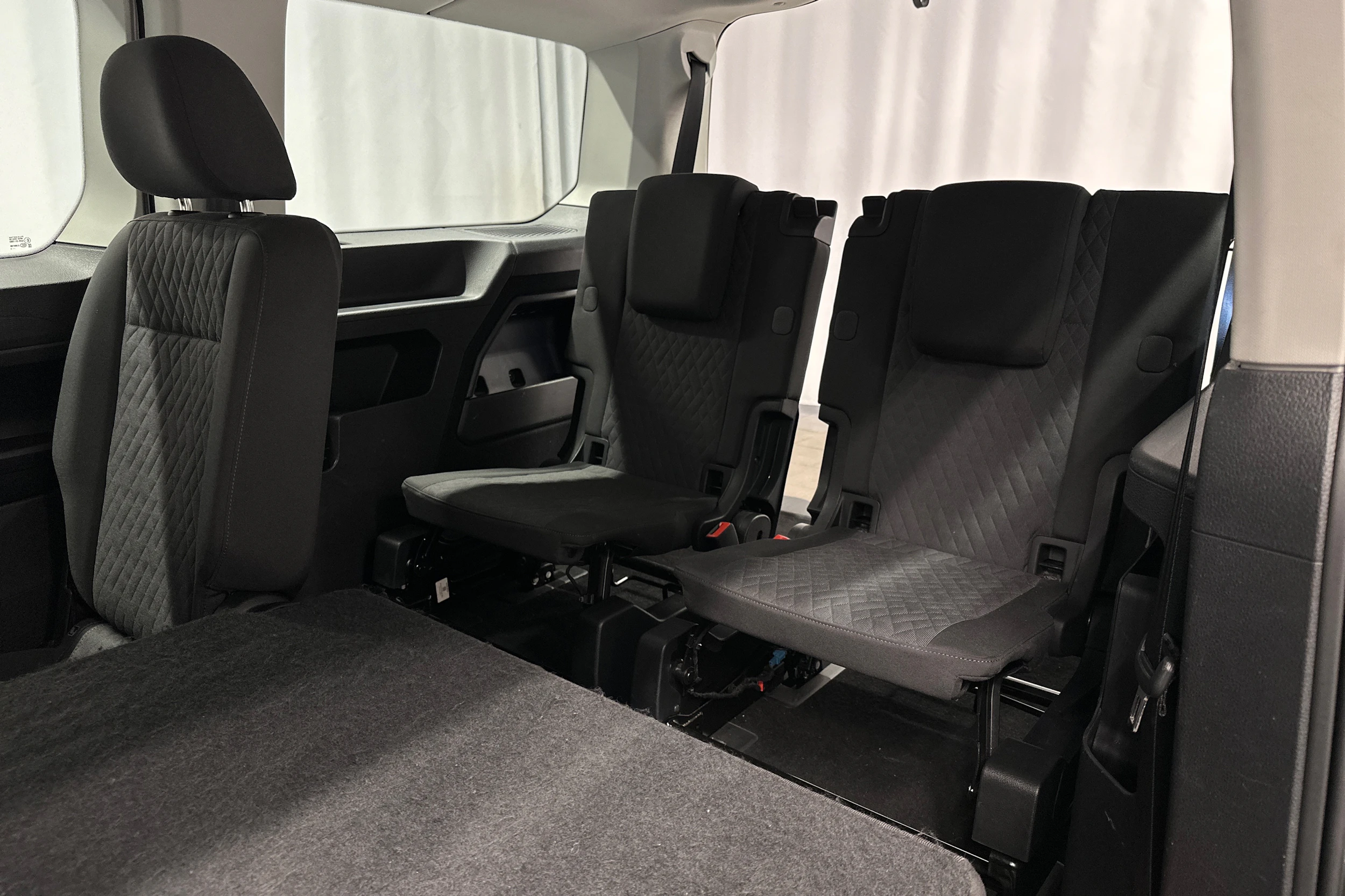 harmaa Volkswagen Caddy Maxi 2023 kuva 31.