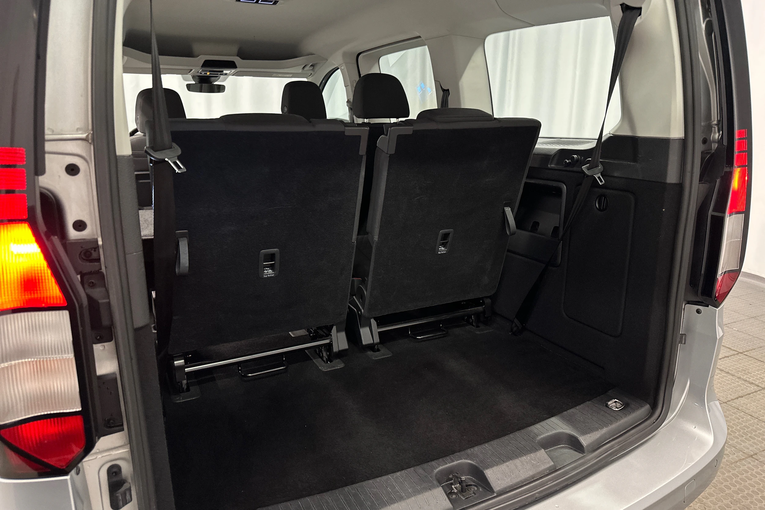 harmaa Volkswagen Caddy Maxi 2023 kuva 32.