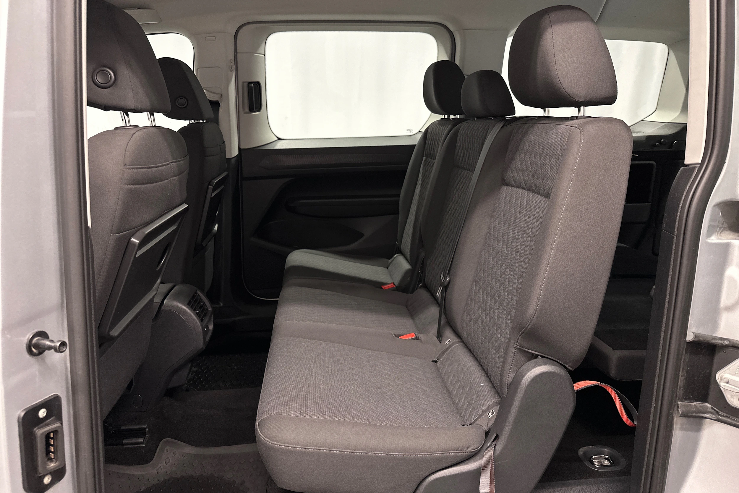 harmaa Volkswagen Caddy Maxi 2023 kuva 28.