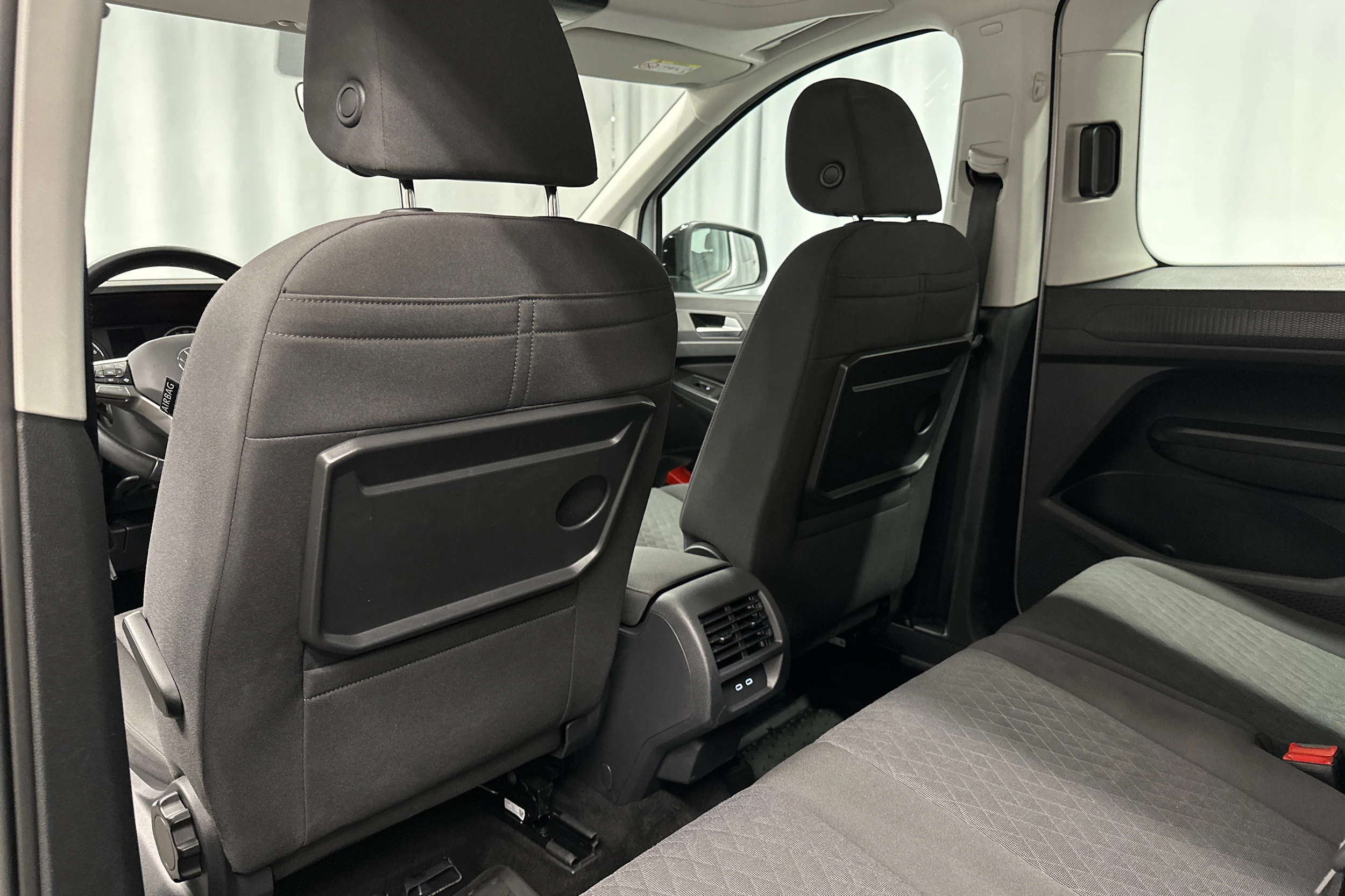 harmaa Volkswagen Caddy Maxi 2023 kuva 32.