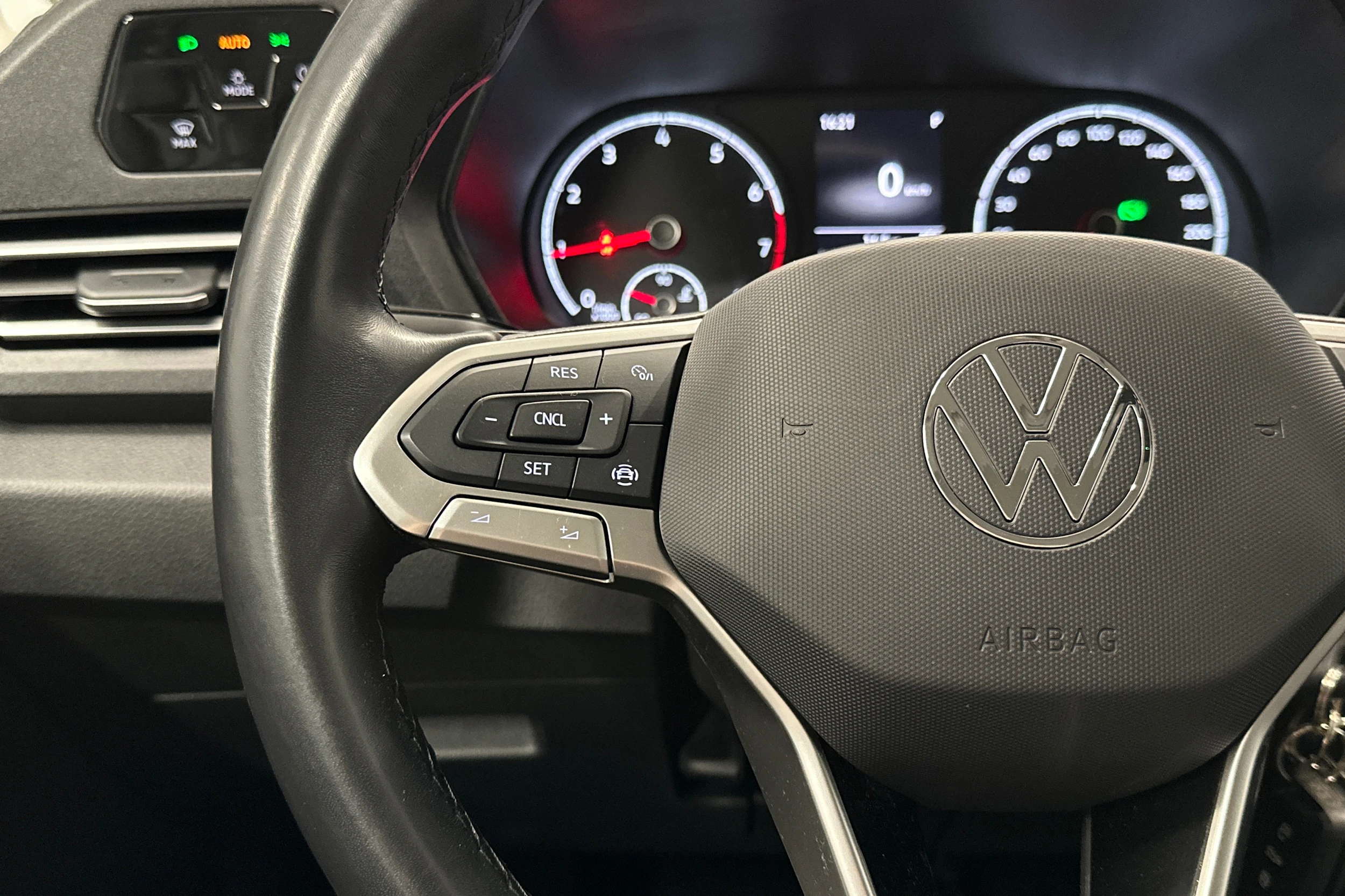 harmaa Volkswagen Caddy Maxi 2024 kuva 11.