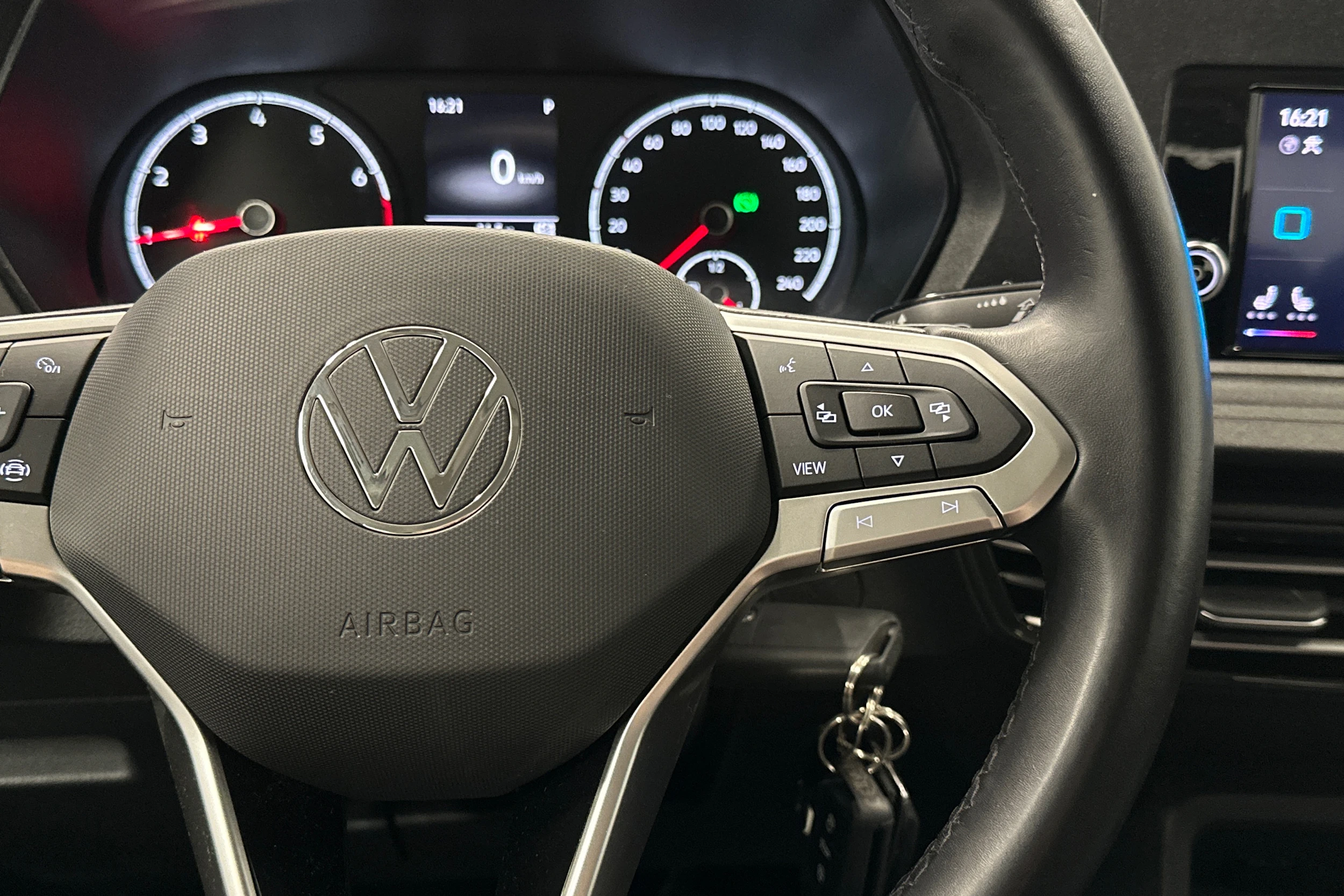 harmaa Volkswagen Caddy Maxi 2024 kuva 12.