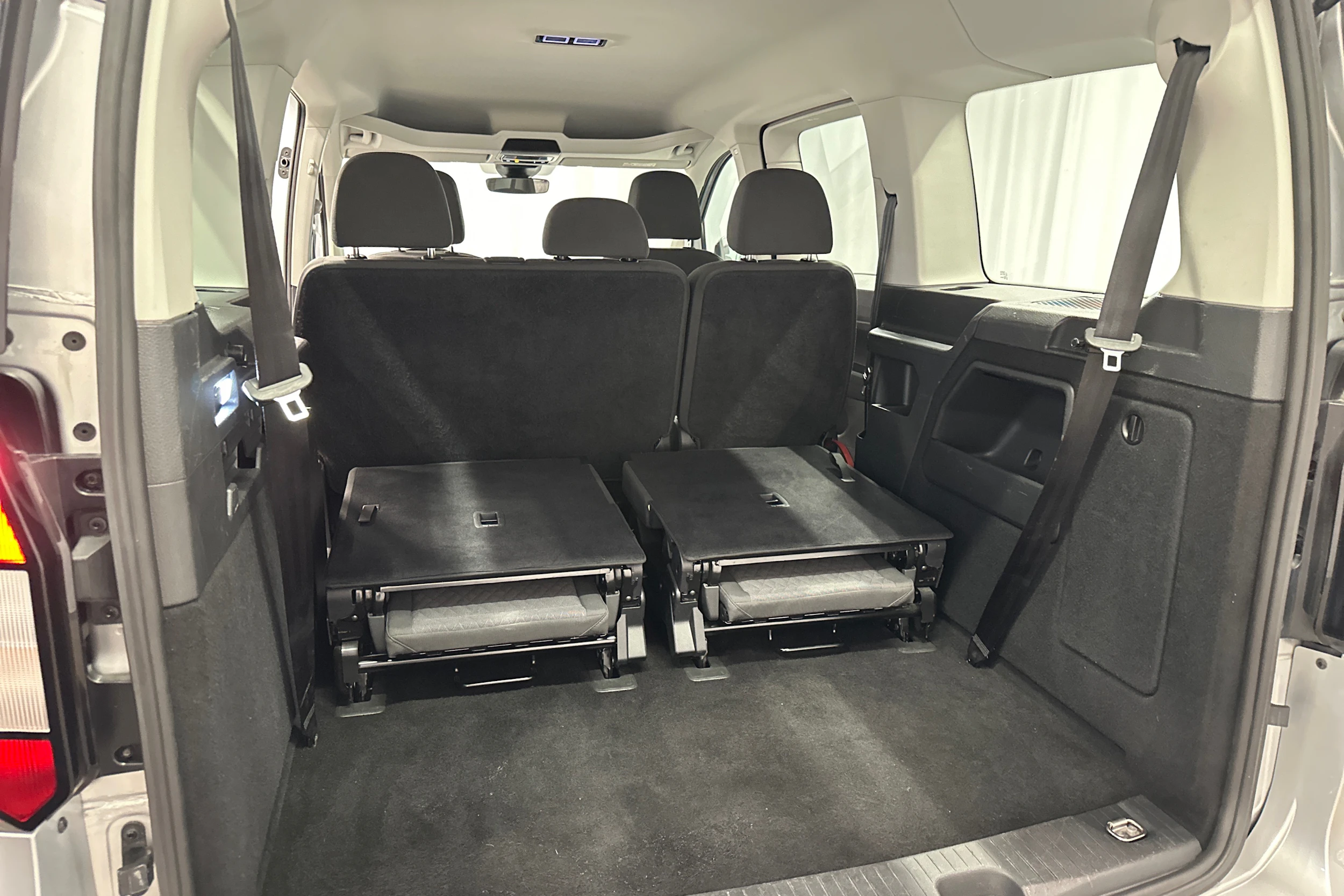 harmaa Volkswagen Caddy Maxi 2024 kuva 27.