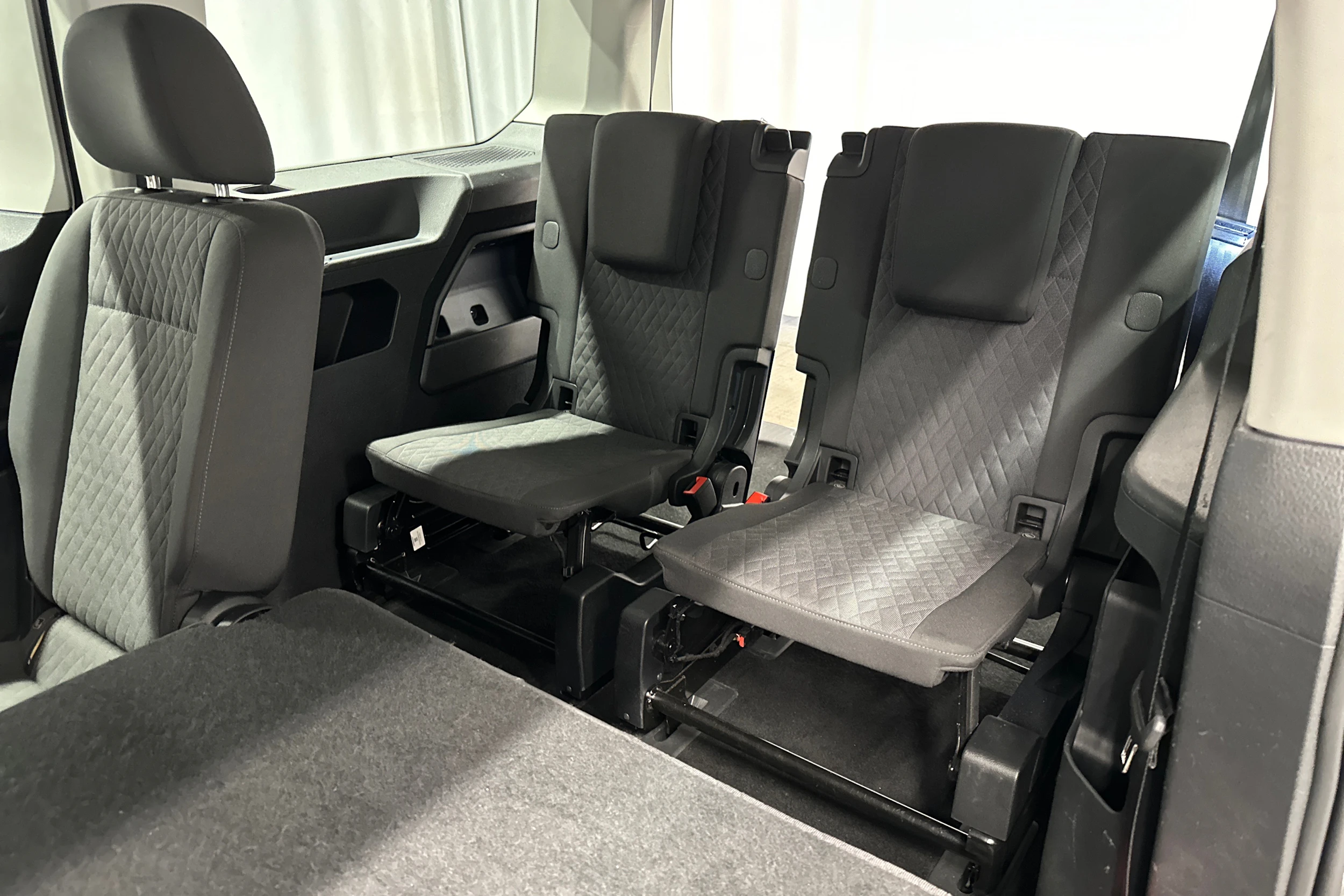 harmaa Volkswagen Caddy Maxi 2024 kuva 29.