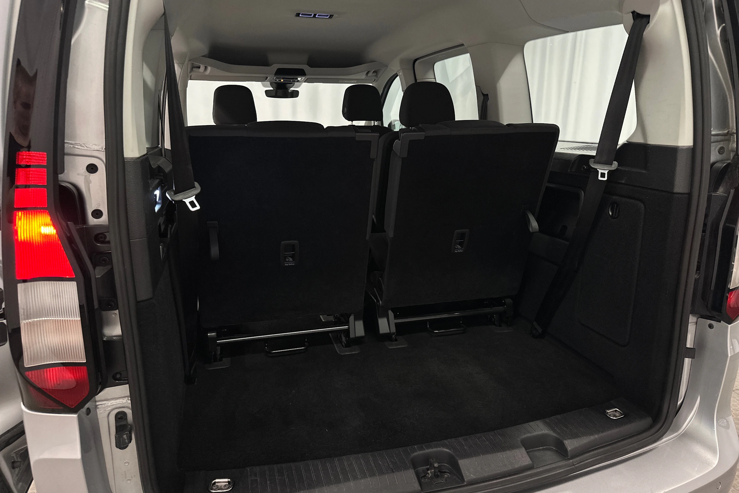 harmaa Volkswagen Caddy Maxi 2024 kuva 30.